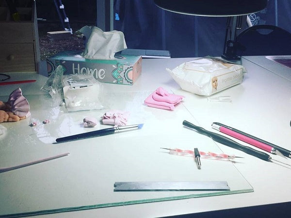 travaille dans l'atelier