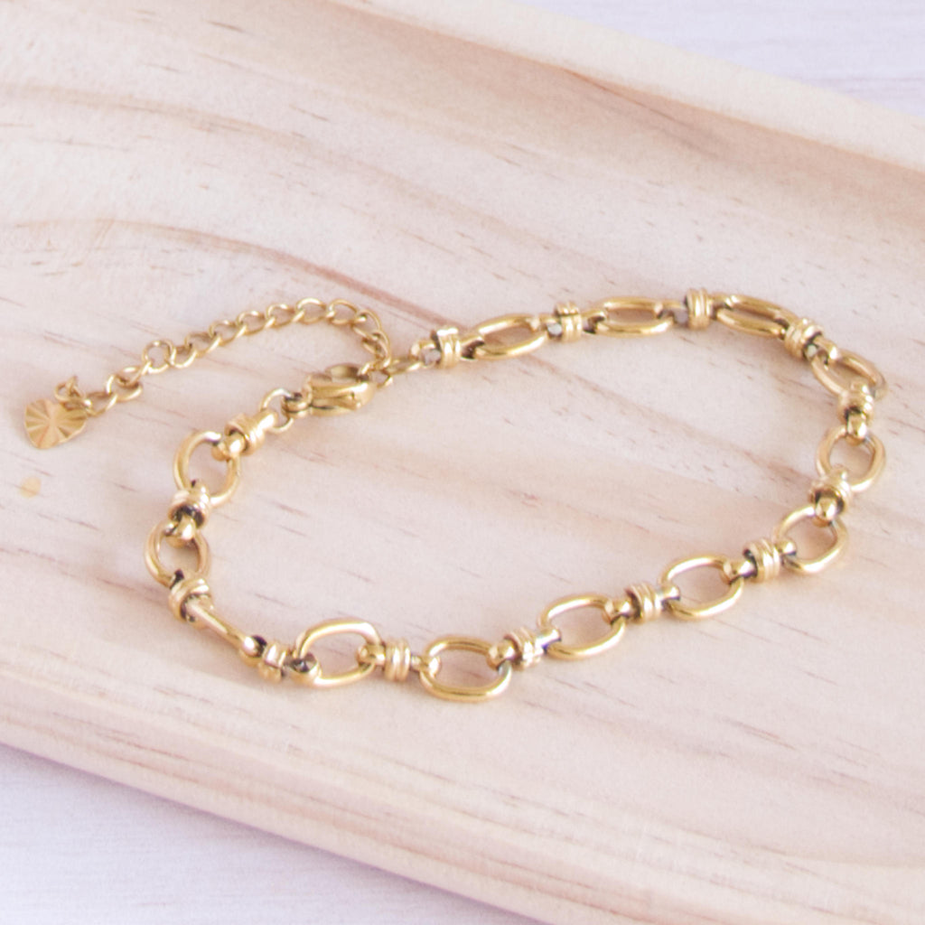 bracelet ovale doré de près