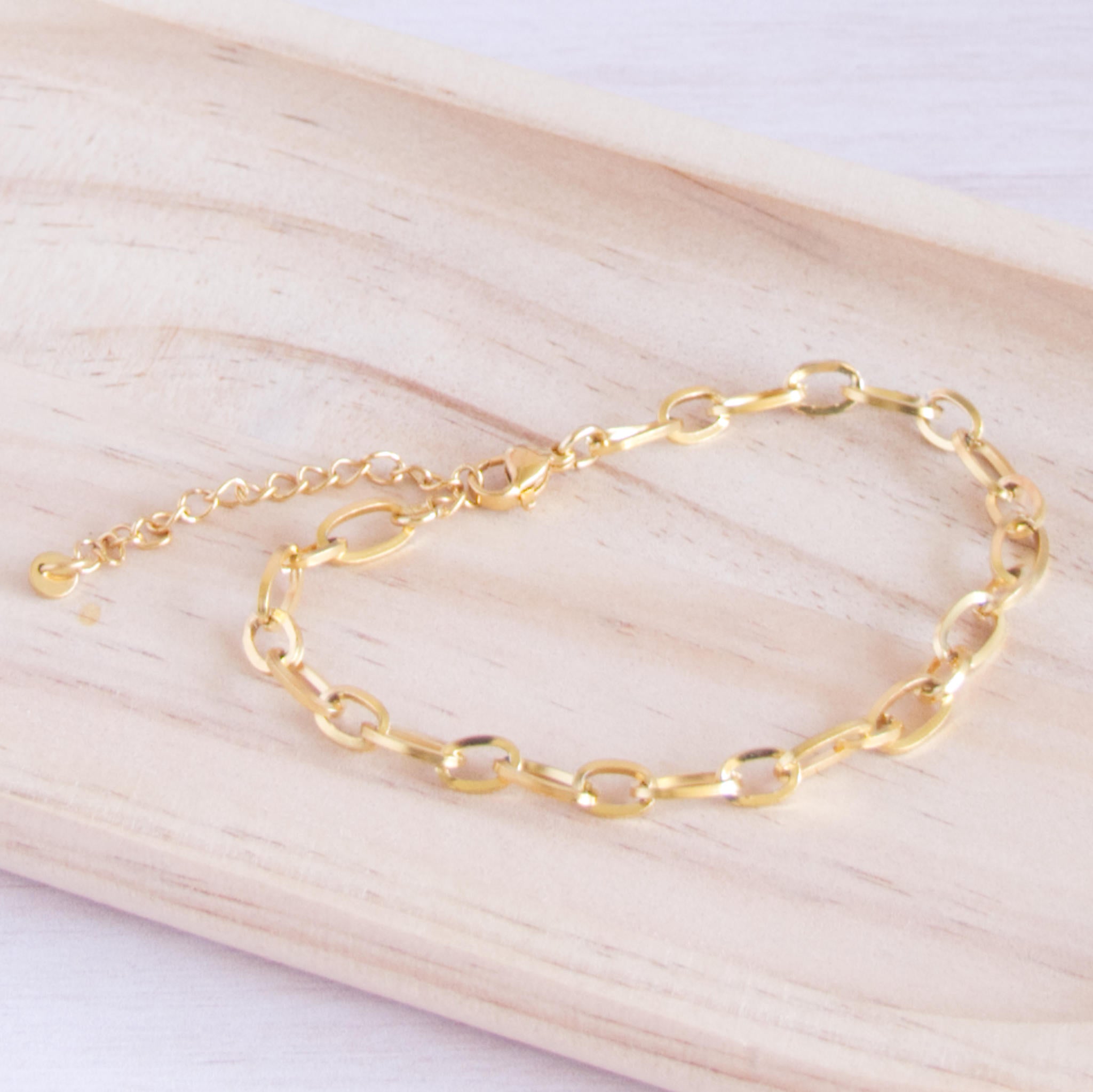 bracelet ovale fin doré de près