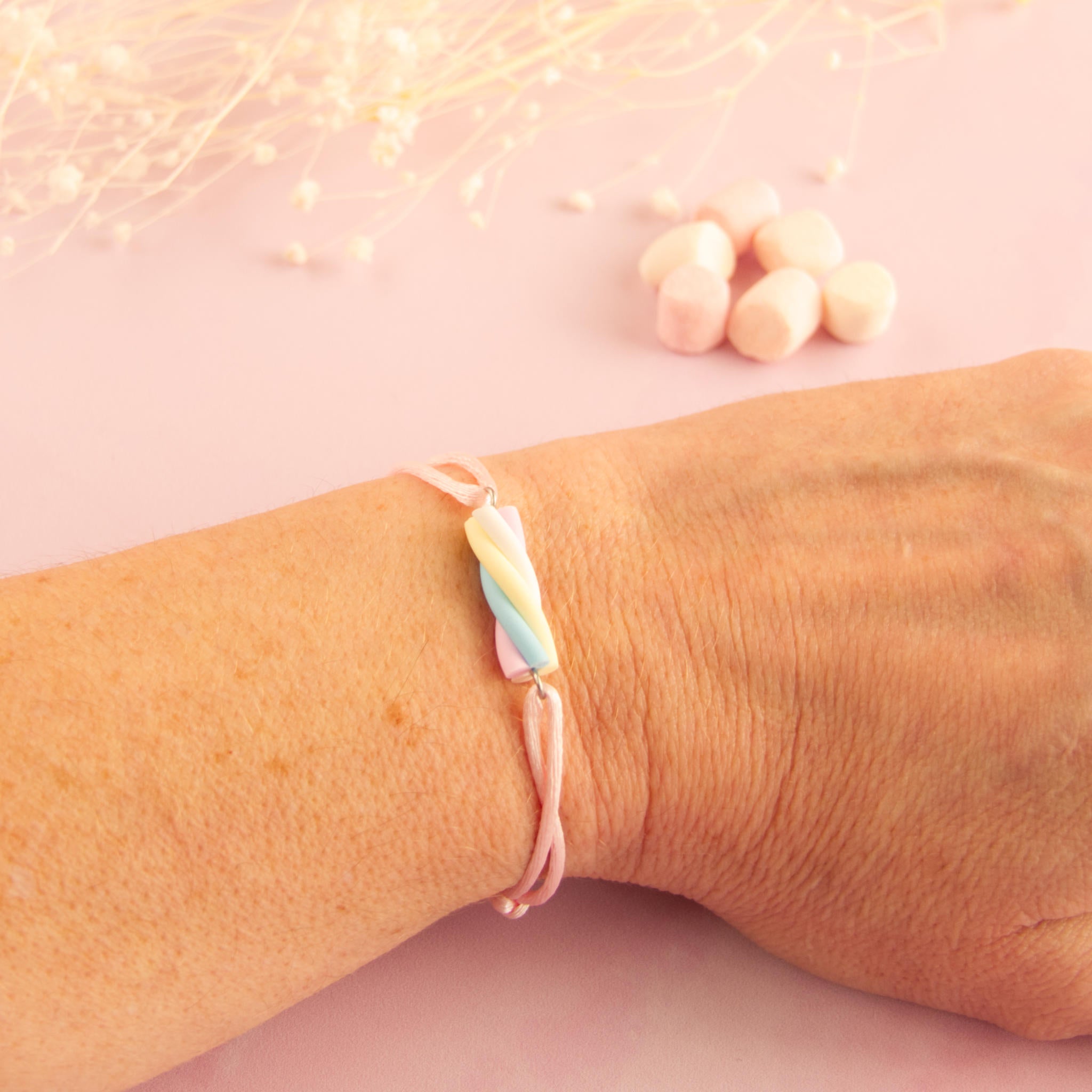 bracelet guimauve rose porté