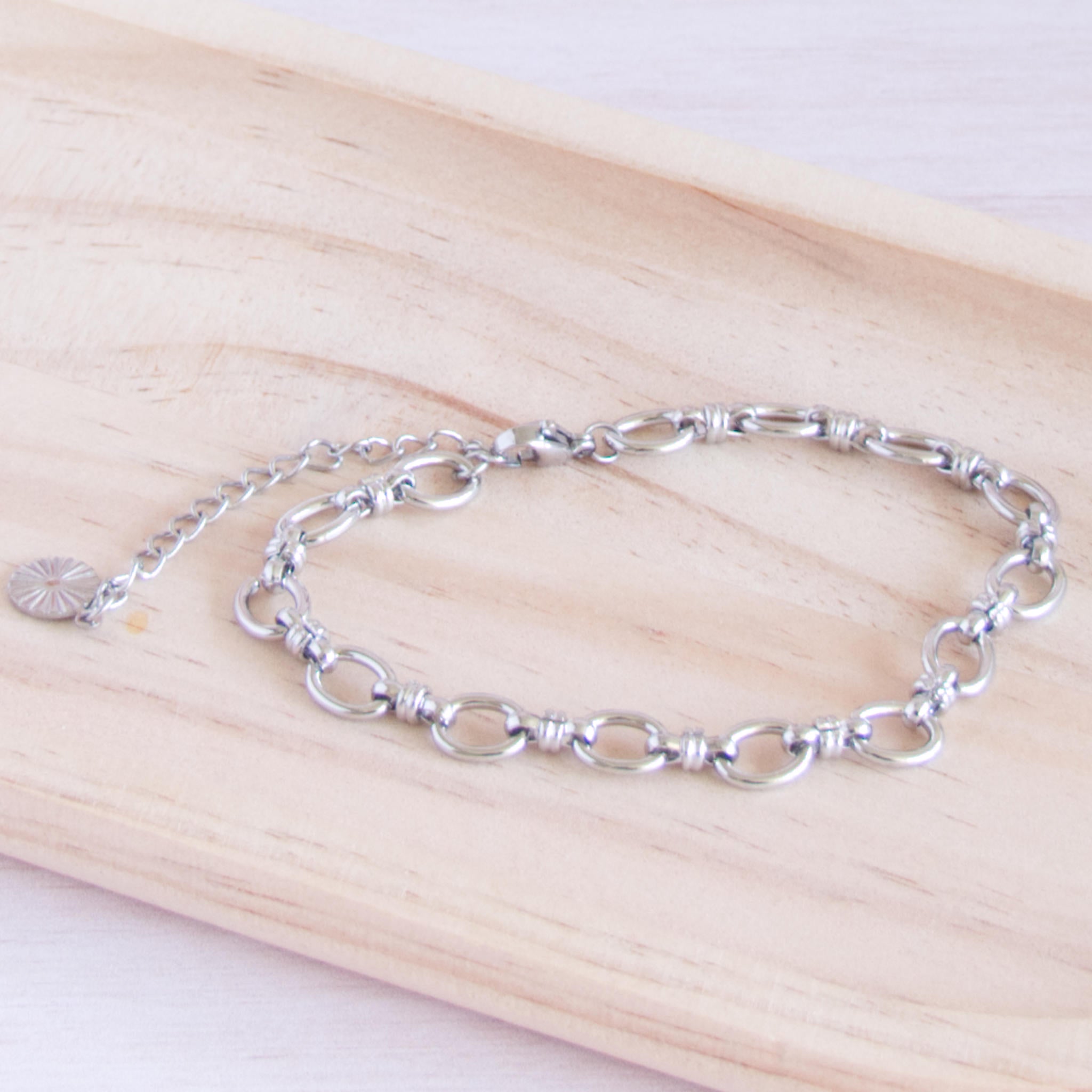 bracelet ovale argenté de près