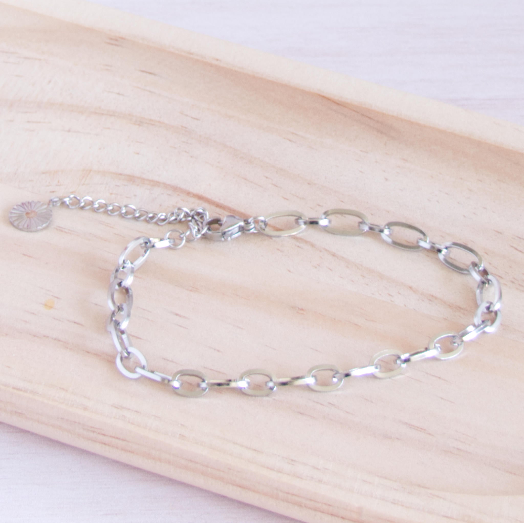 bracelet ovale fine argenté de près