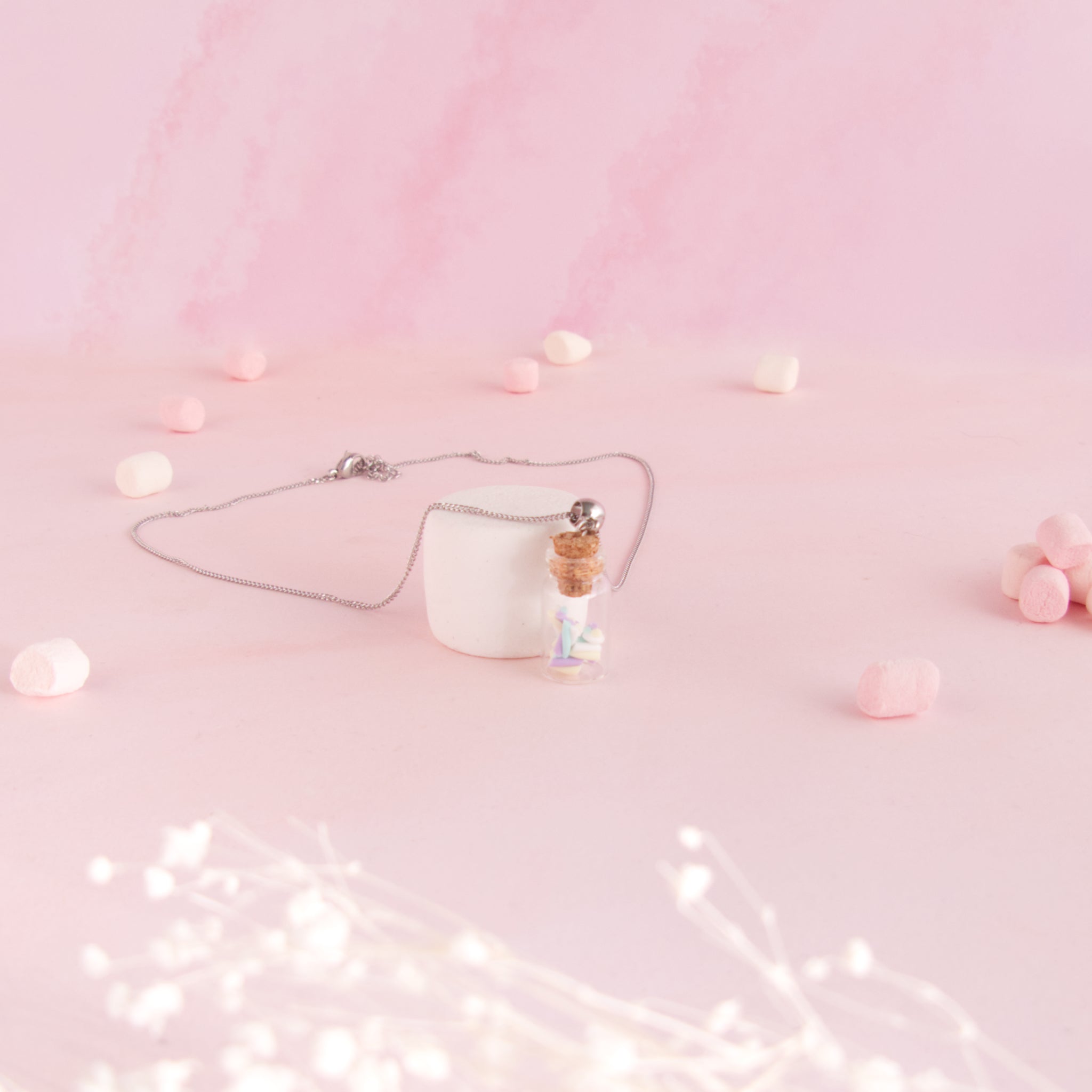 Collier Fiole en verre guimauve