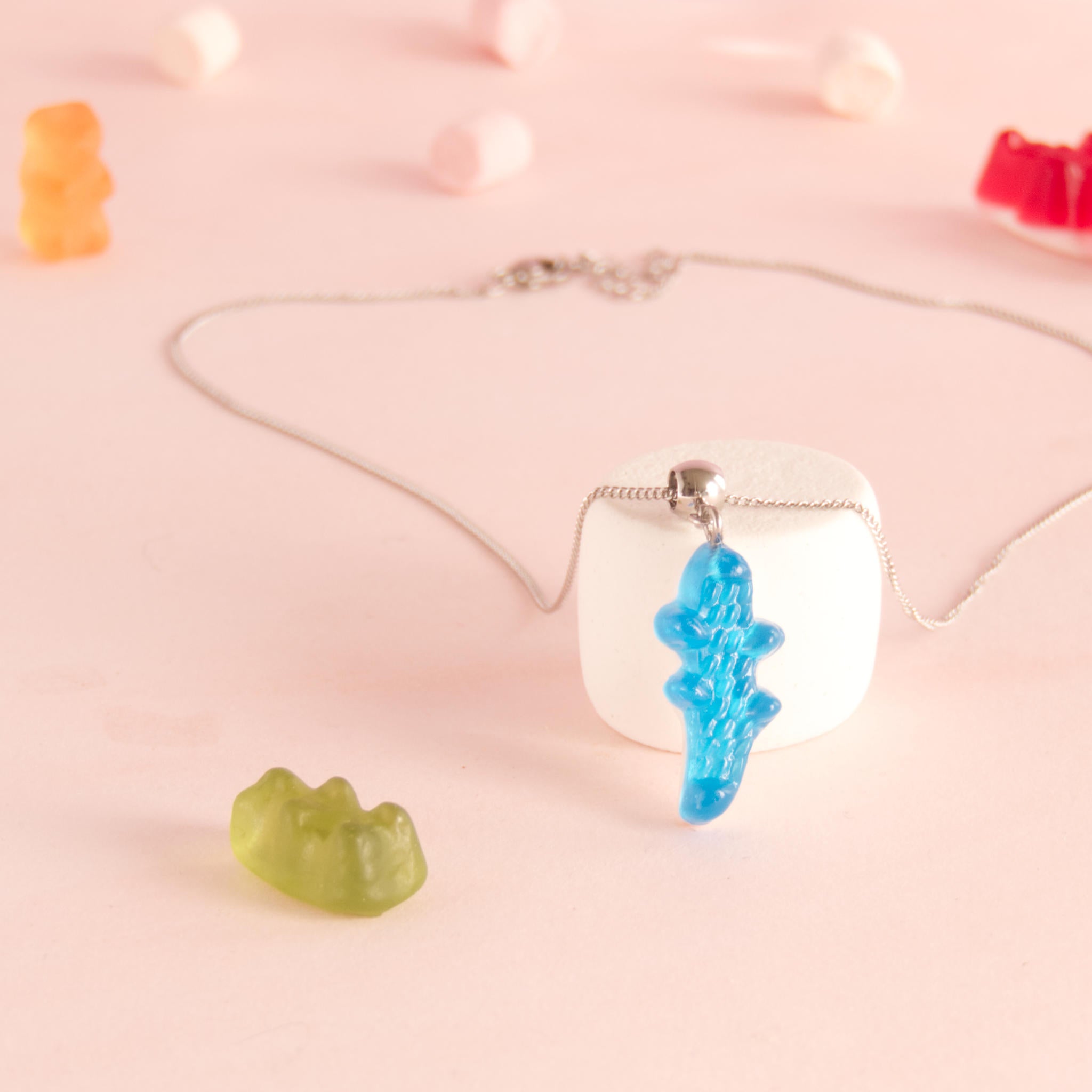 Collier bonbon crocodile en résine