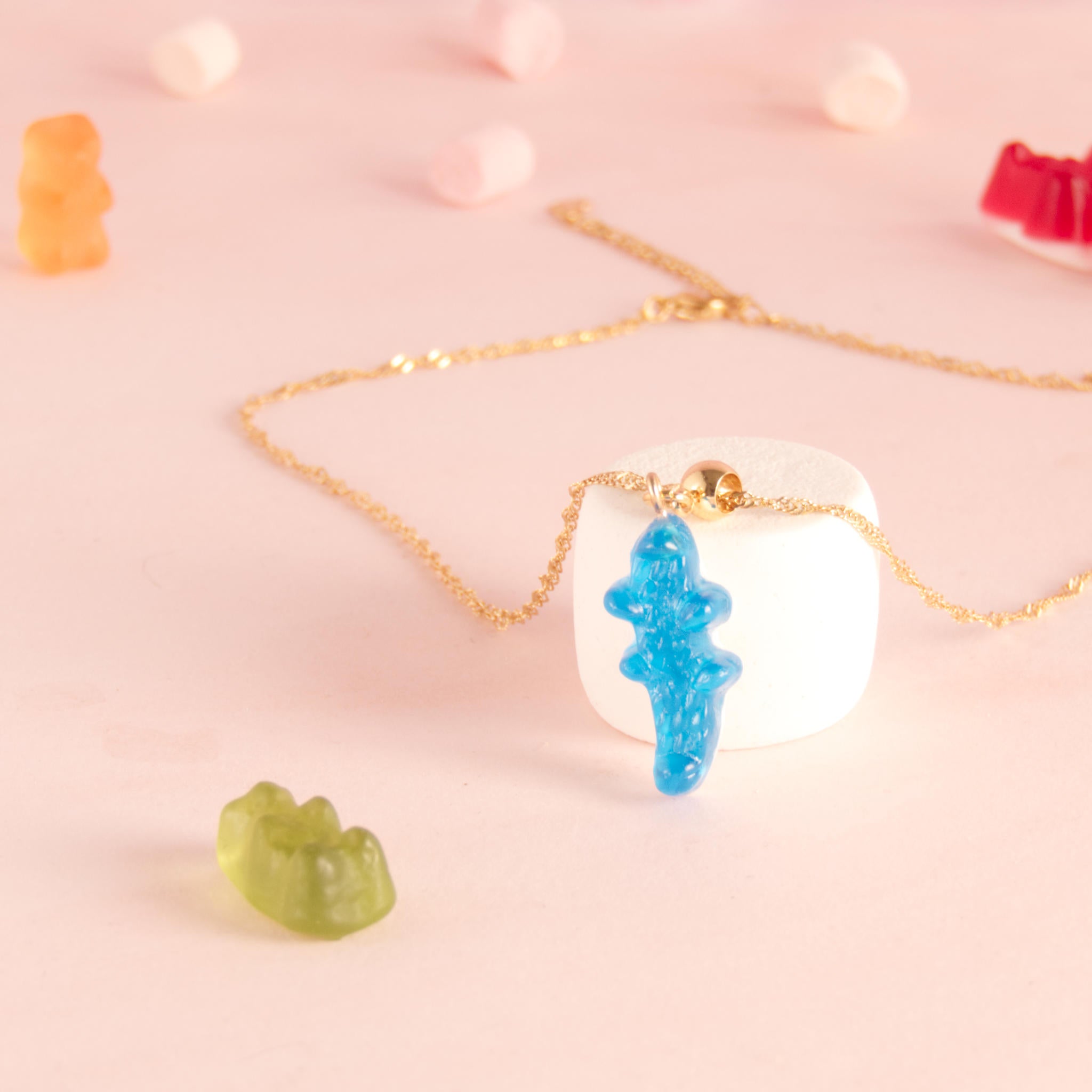 Collier bonbon crocodile en résine
