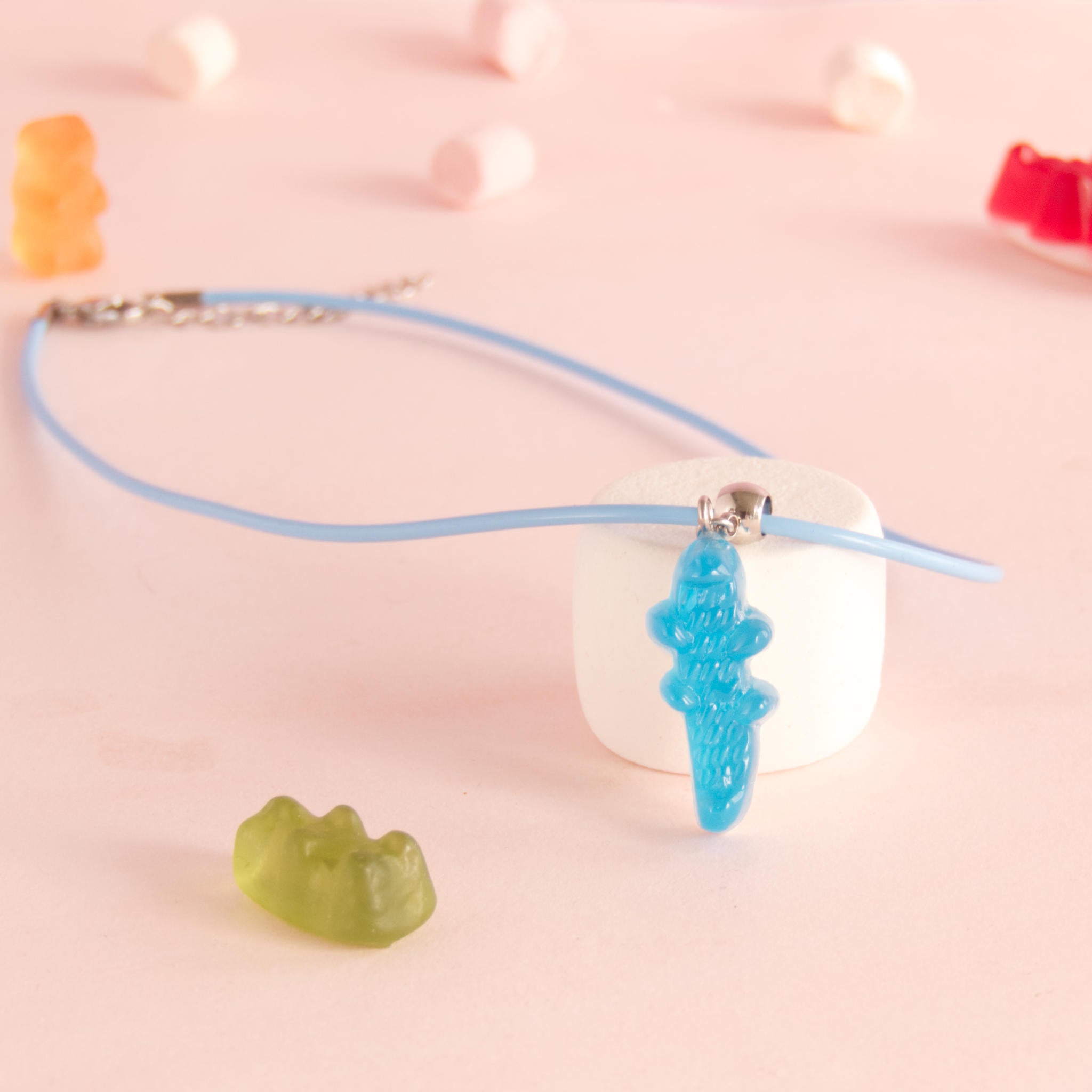 Collier bonbon crocodile en résine