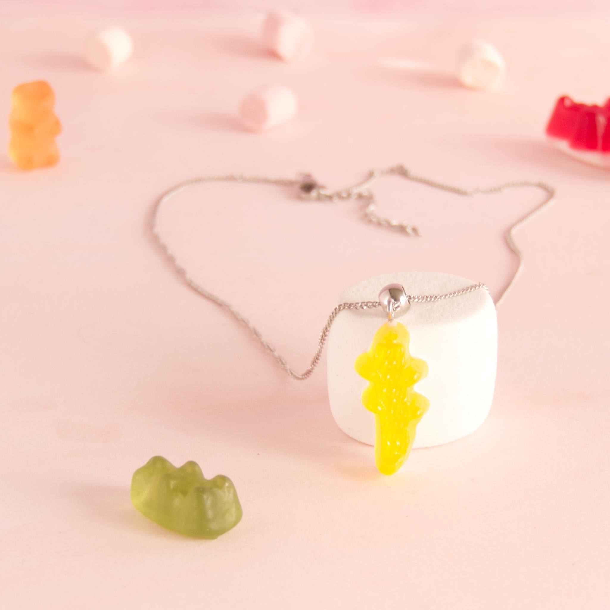 Collier bonbon crocodile en résine