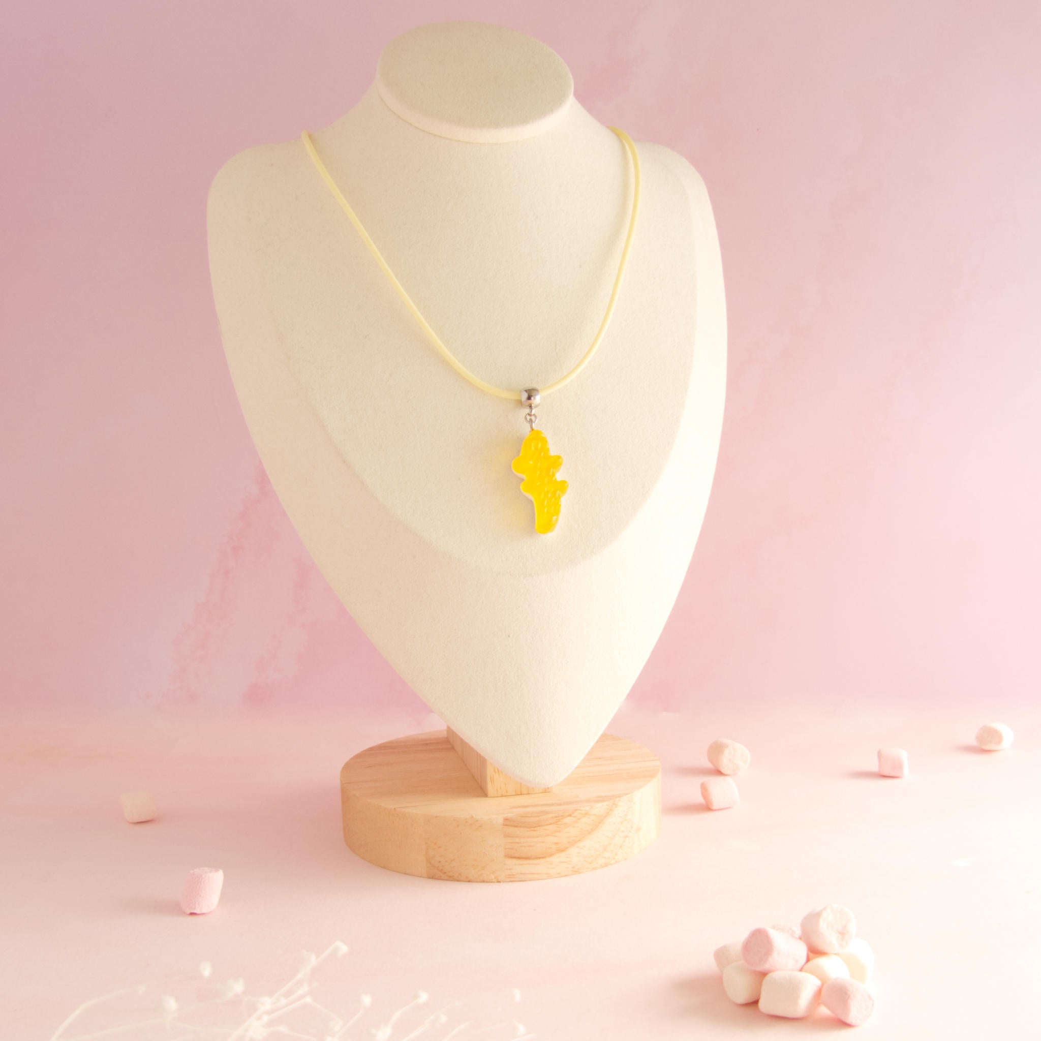 Collier bonbon crocodile en résine
