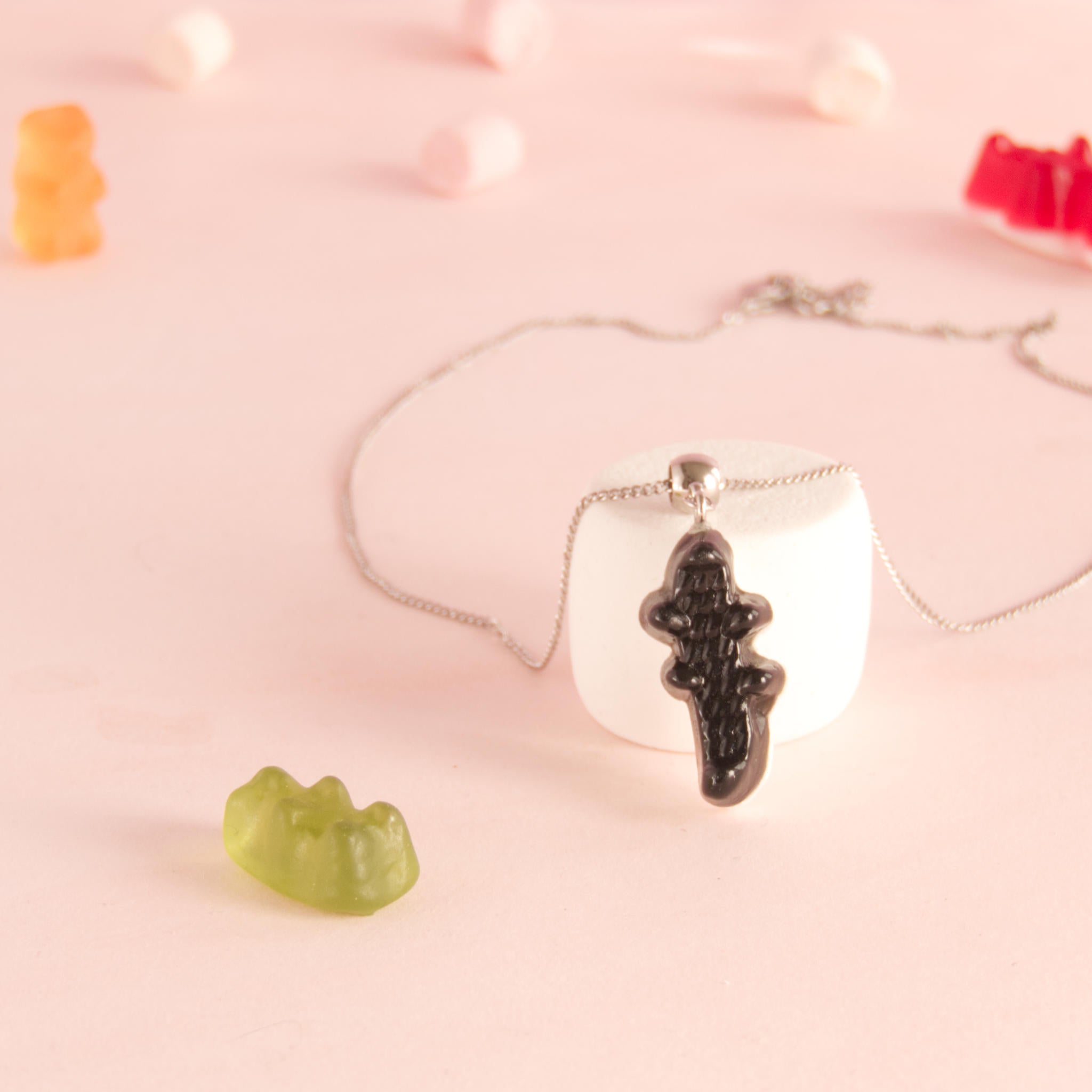 Collier bonbon crocodile en résine