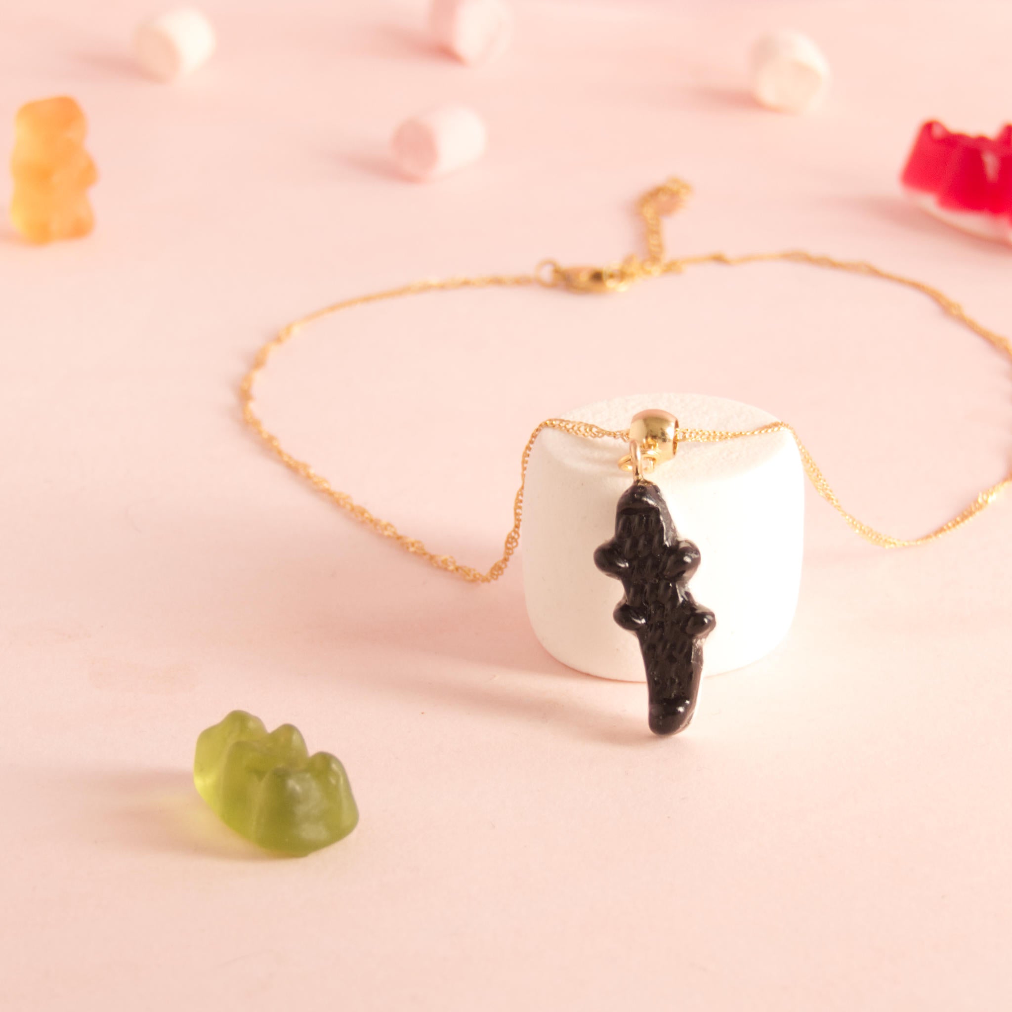Collier bonbon crocodile en résine