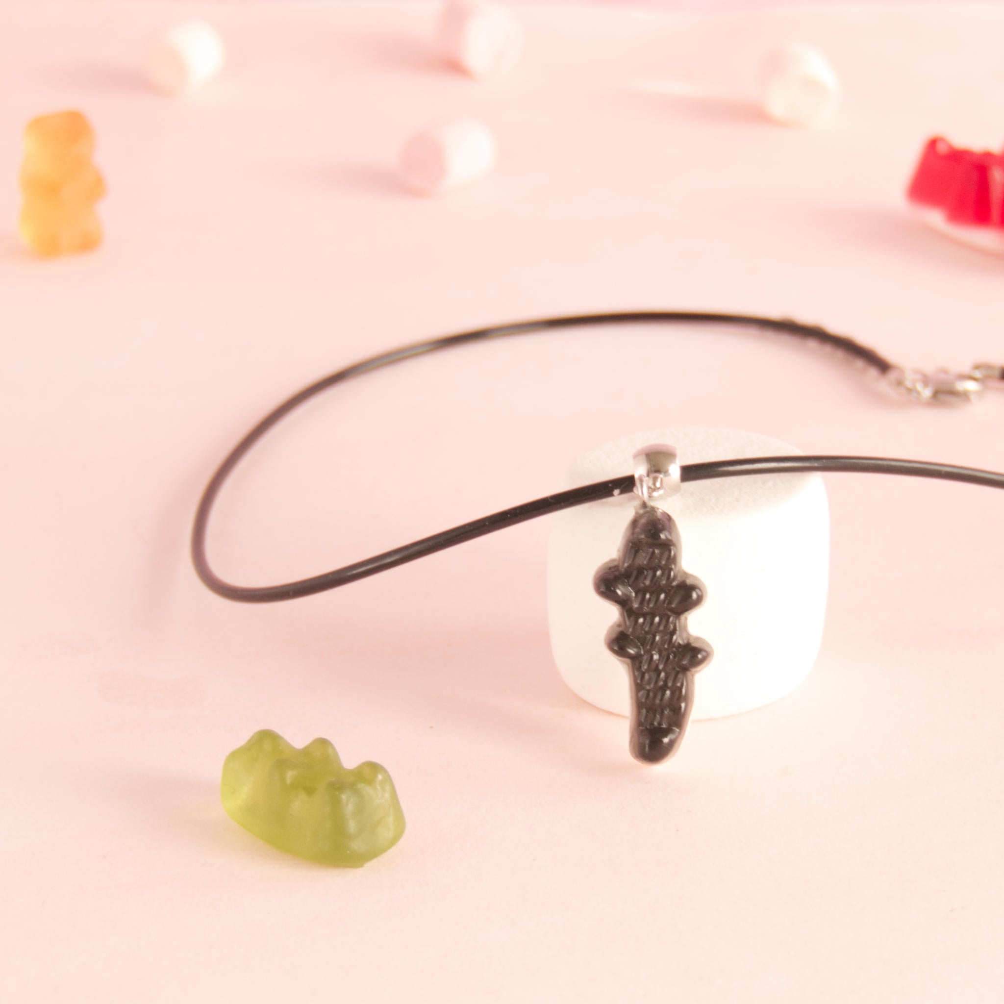 Collier bonbon crocodile en résine