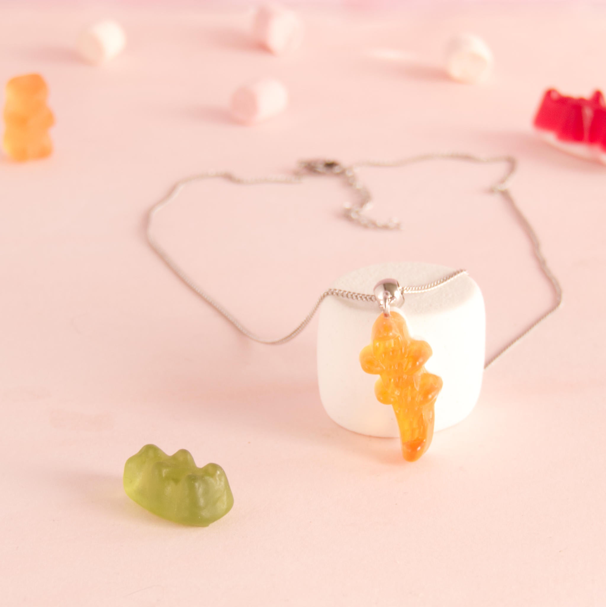 Collier bonbon crocodile en résine