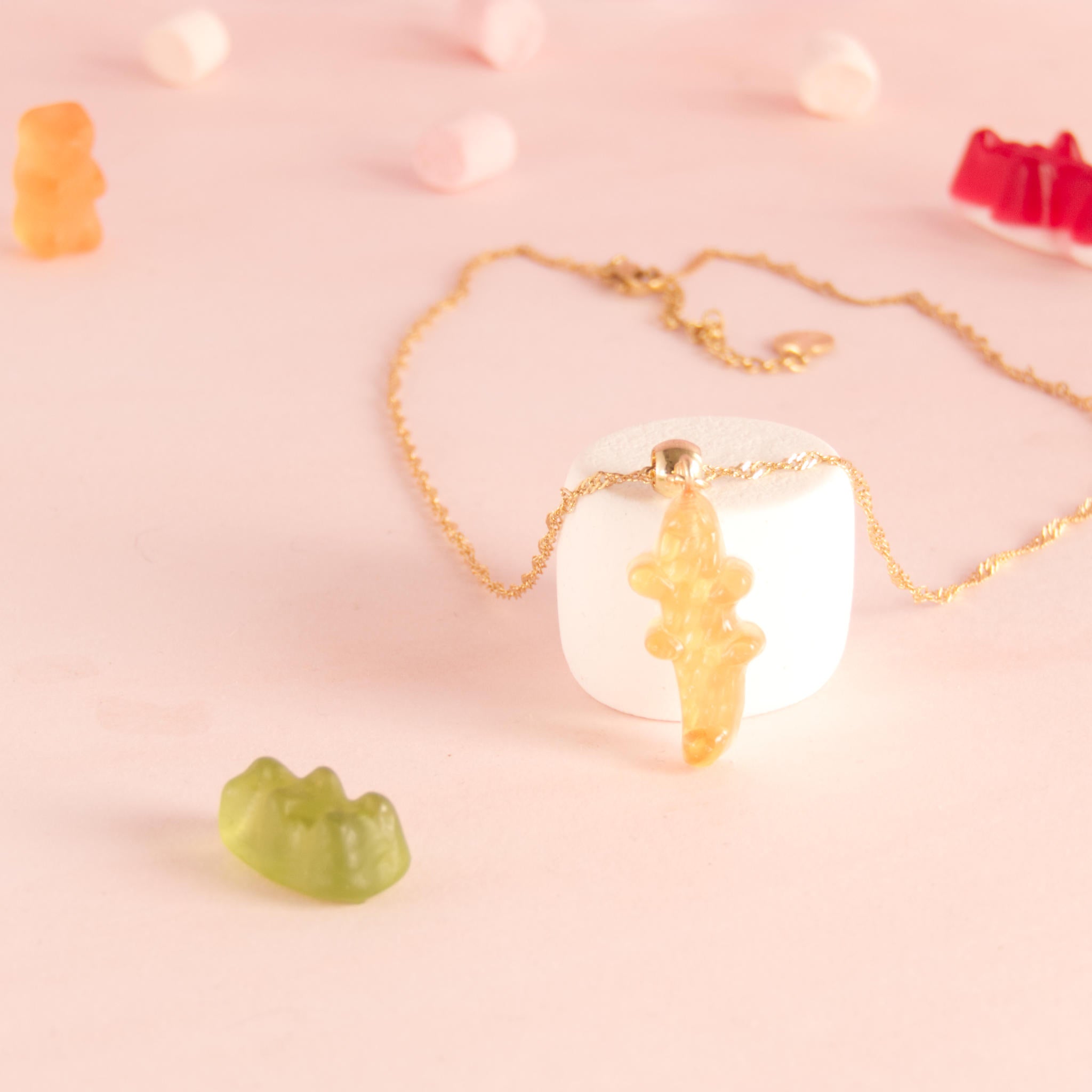 Collier bonbon crocodile en résine