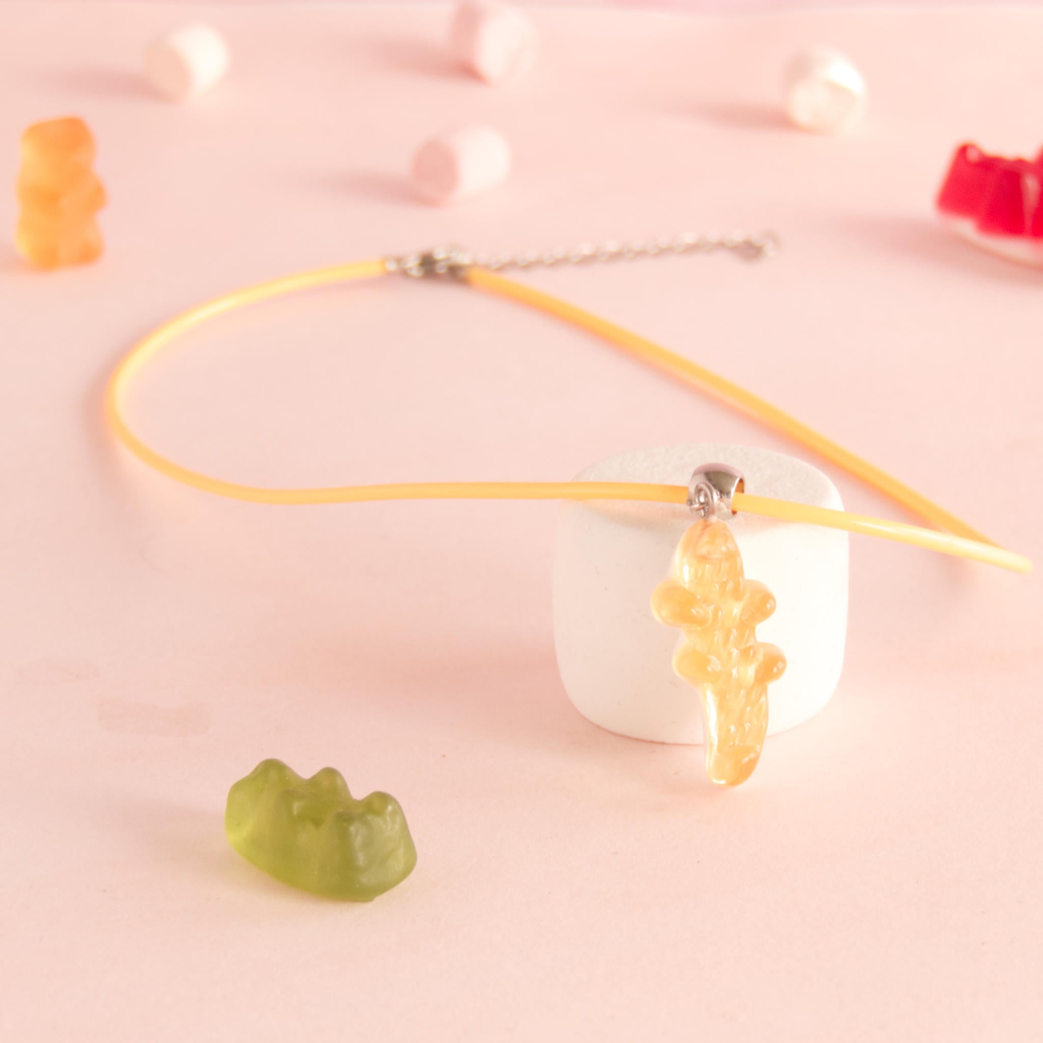Collier bonbon crocodile en résine
