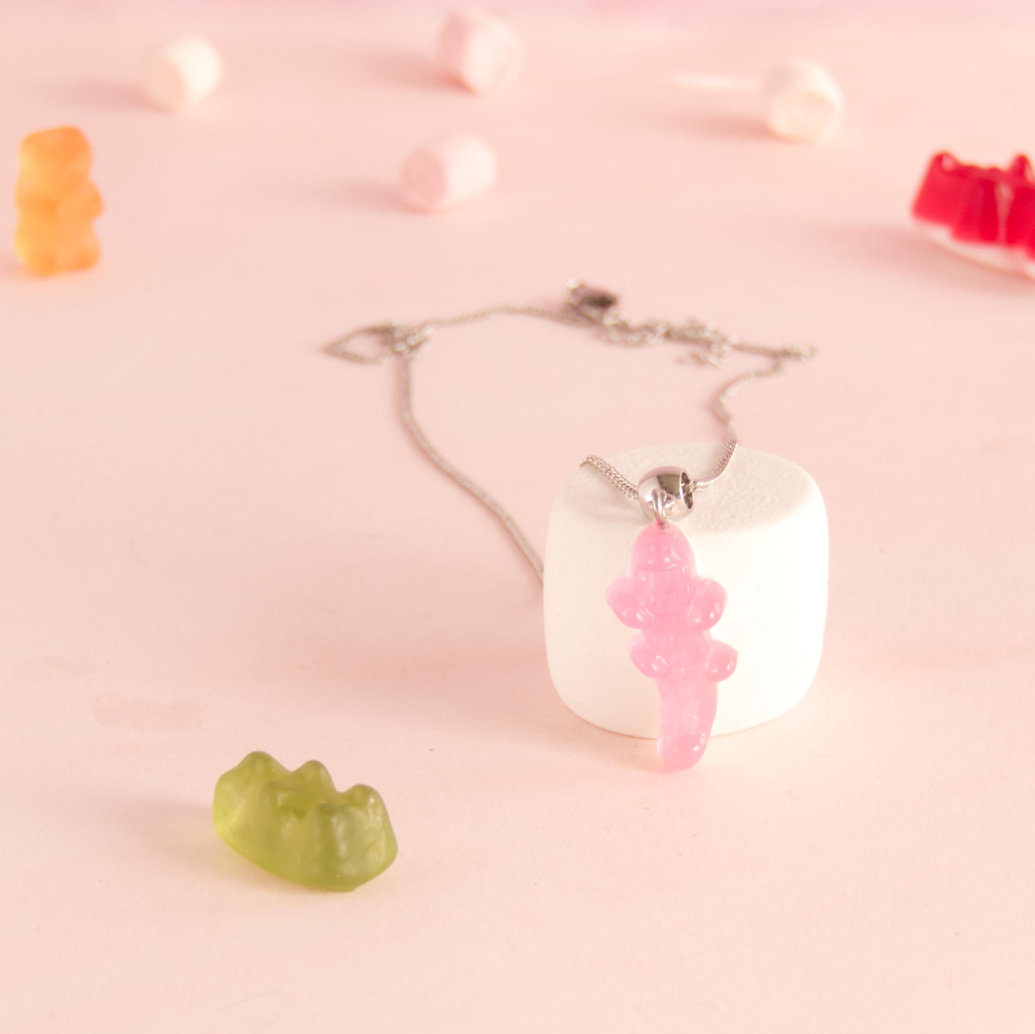 Collier bonbon crocodile en résine