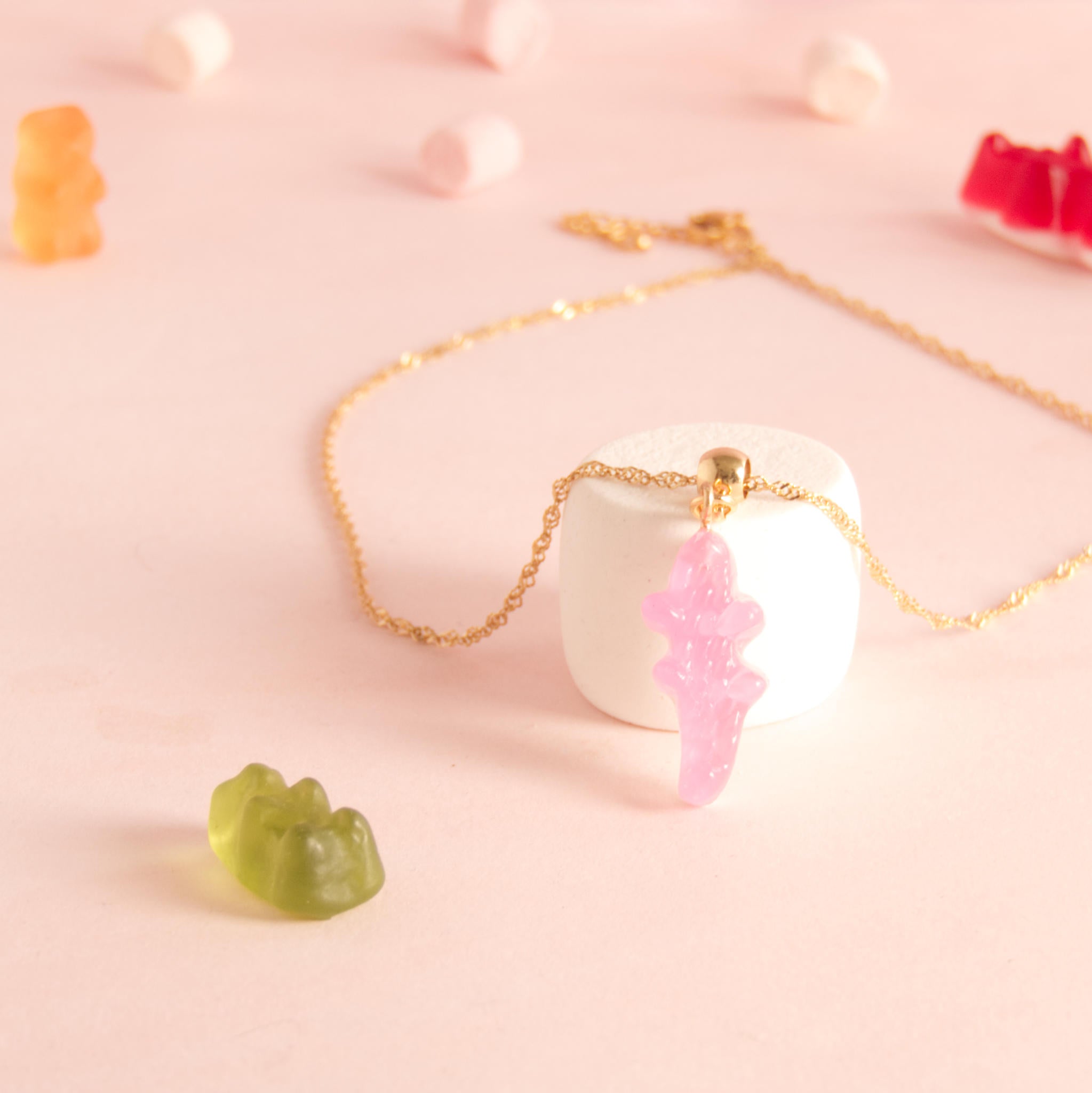 Collier bonbon crocodile en résine