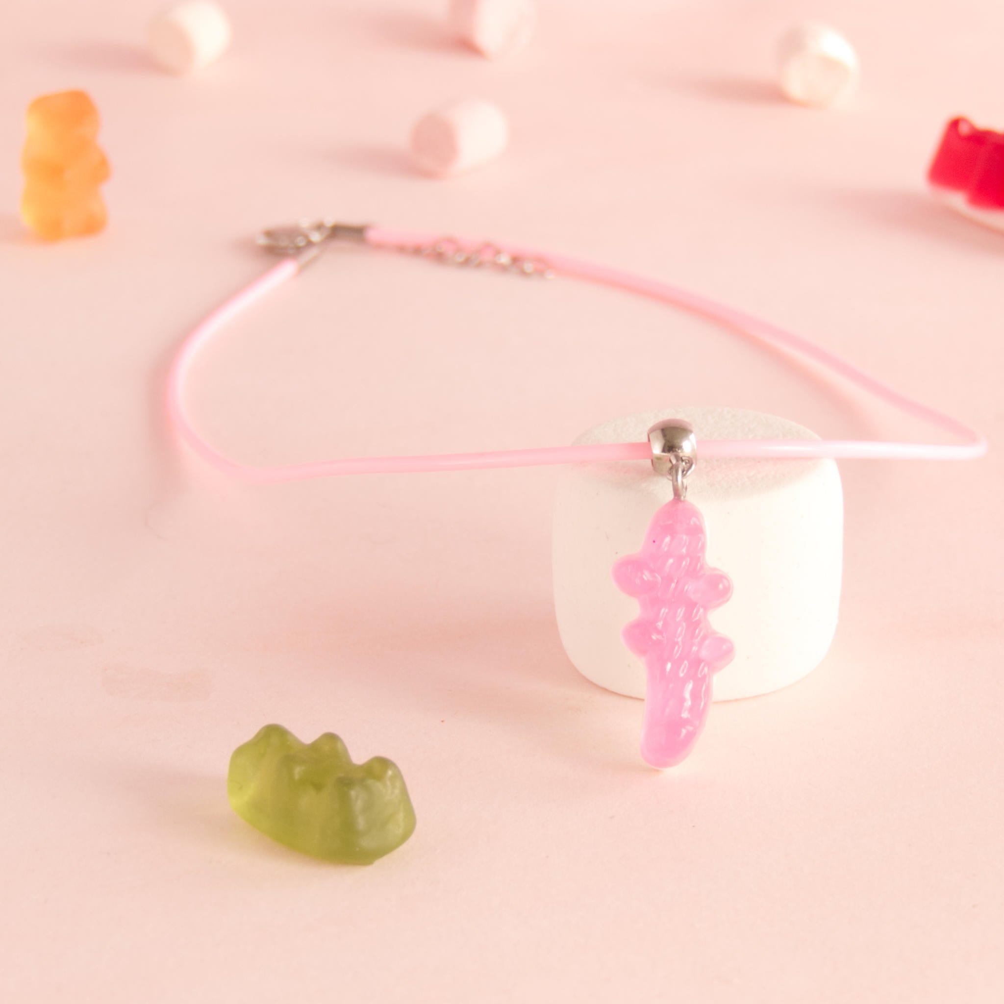 Collier bonbon crocodile en résine
