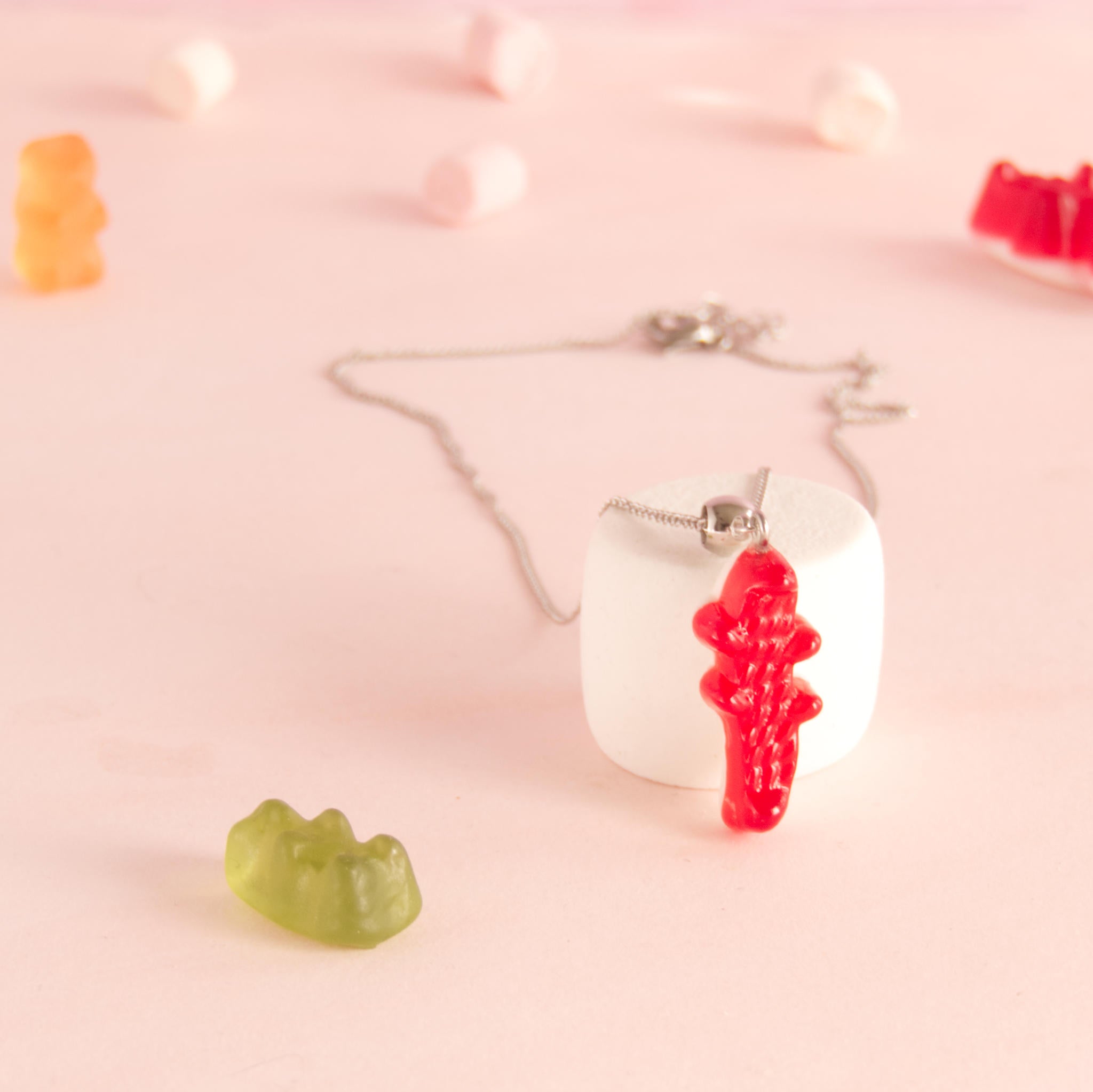 Collier bonbon crocodile en résine