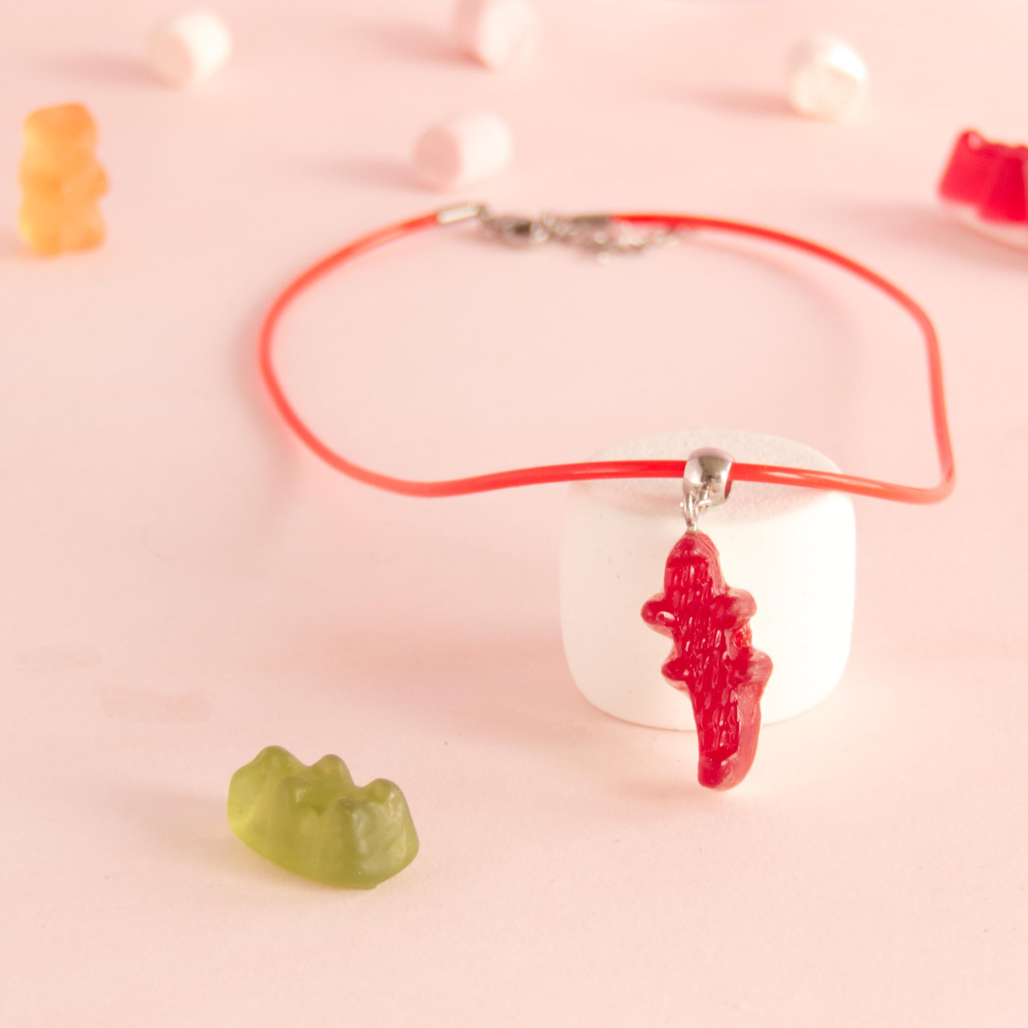 Collier bonbon crocodile en résine