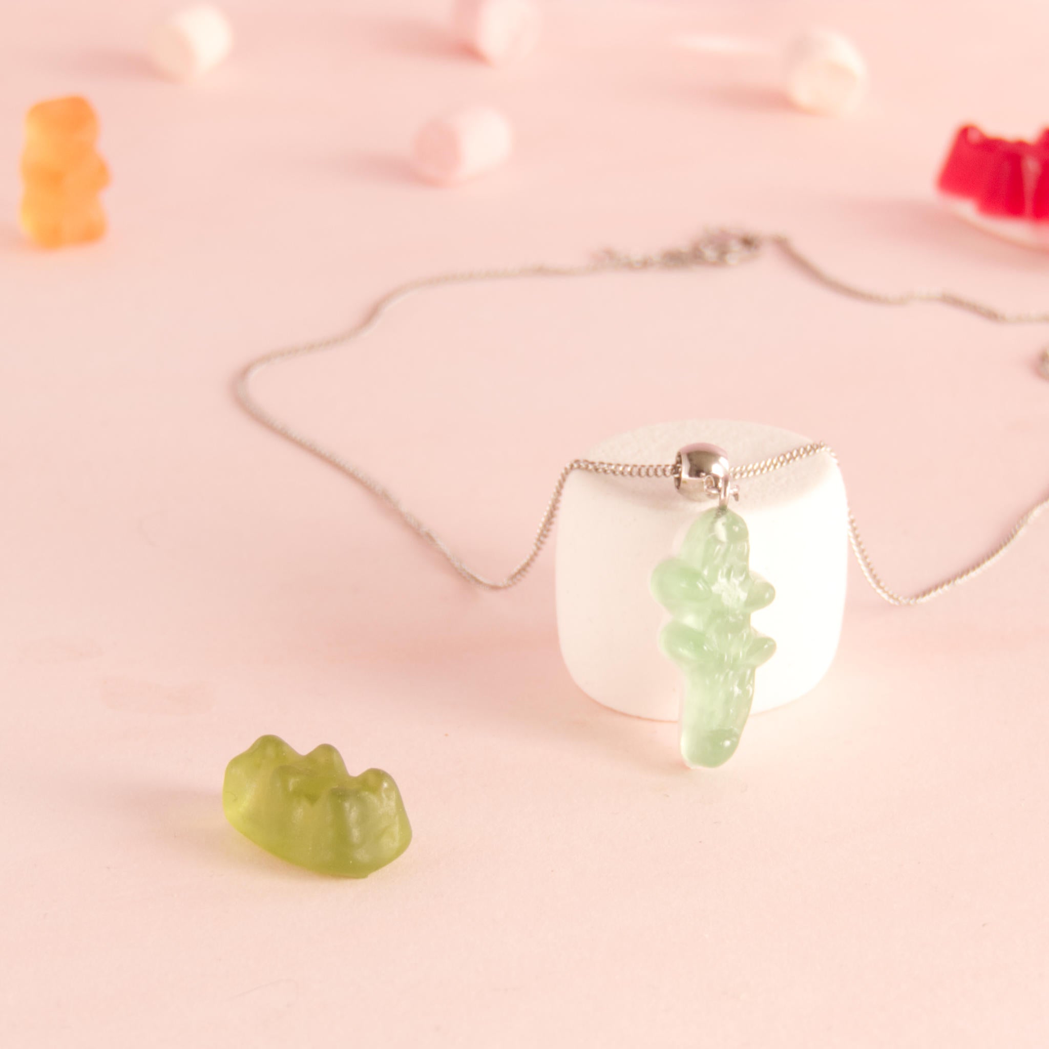 Collier bonbon crocodile en résine