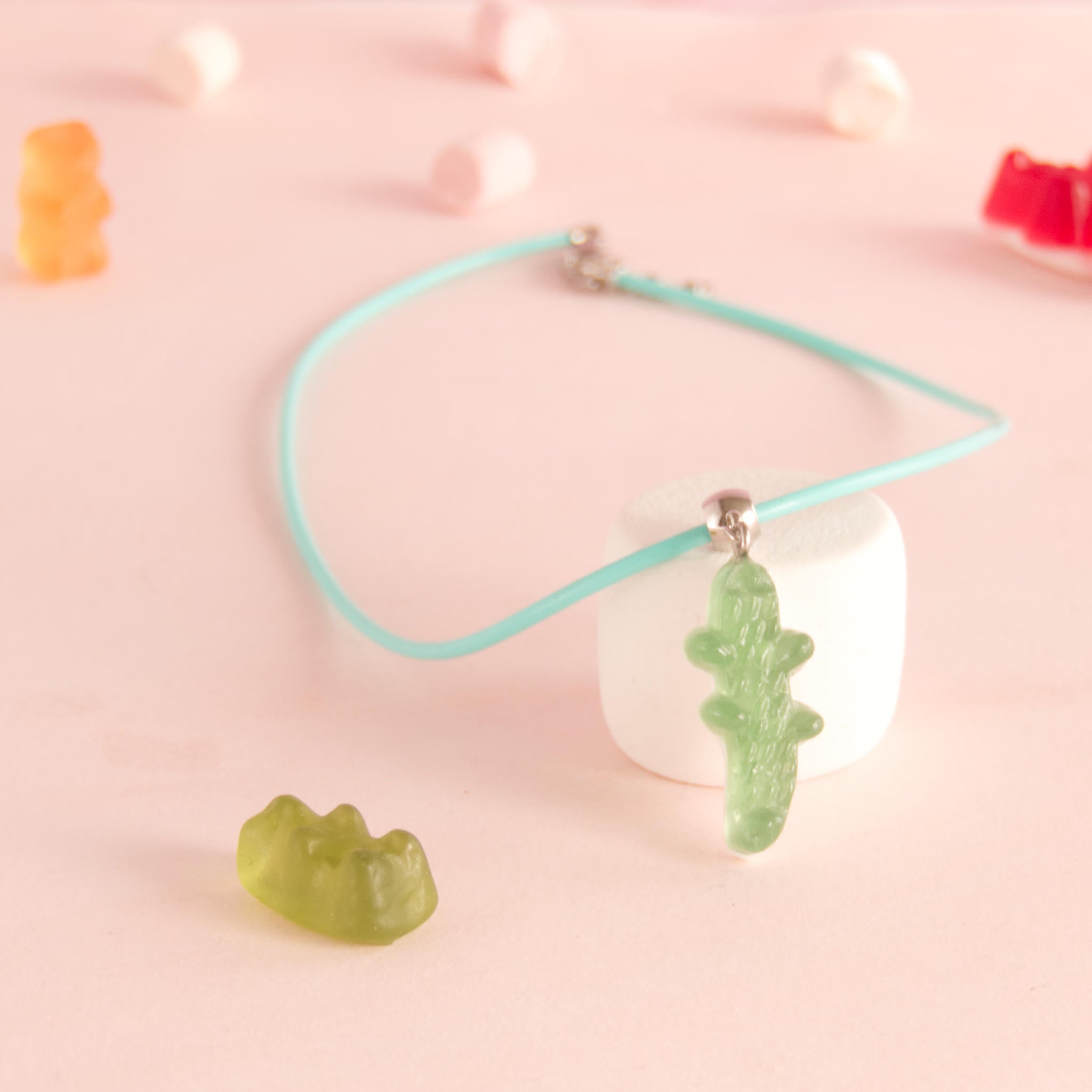 Collier bonbon crocodile en résine