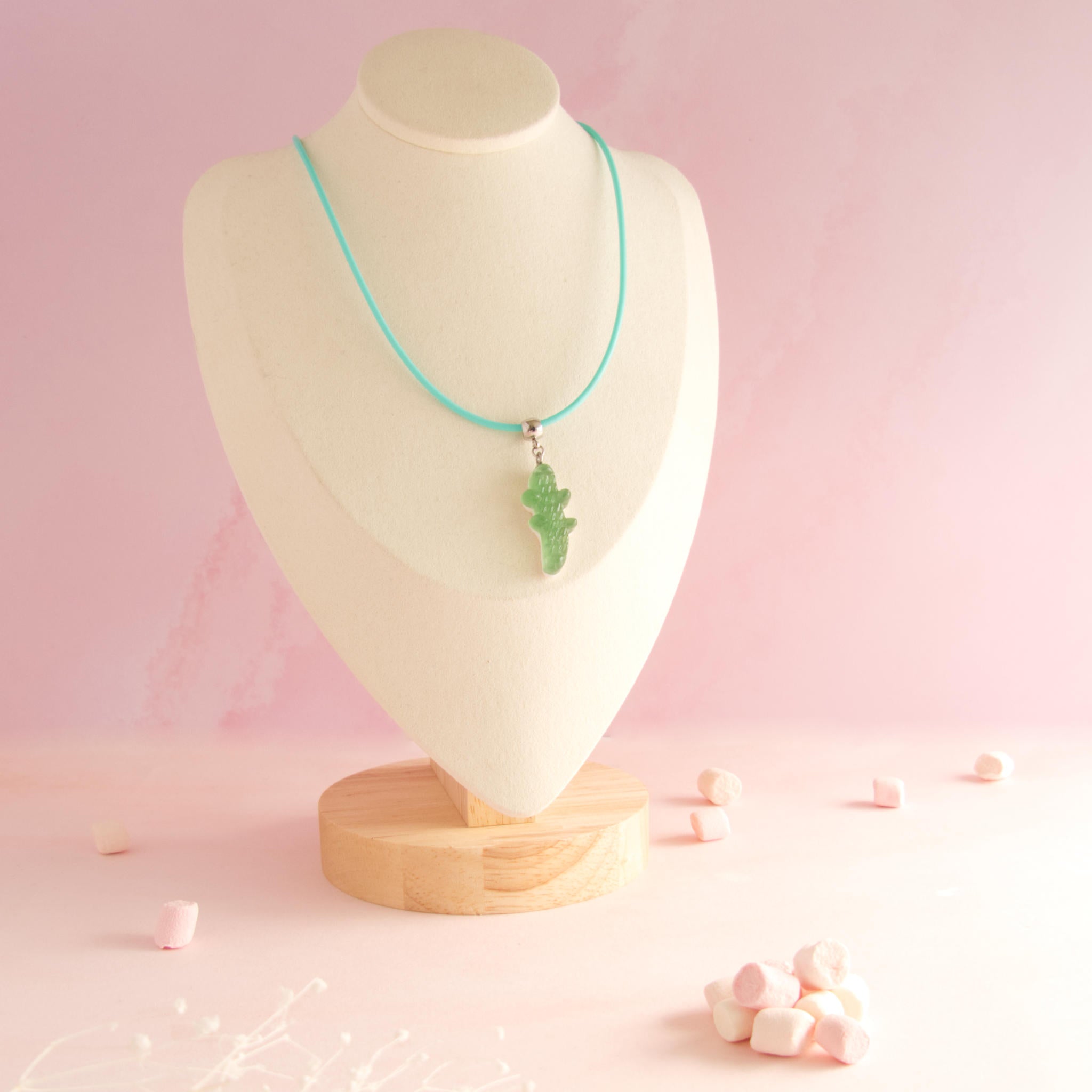 Collier bonbon crocodile en résine