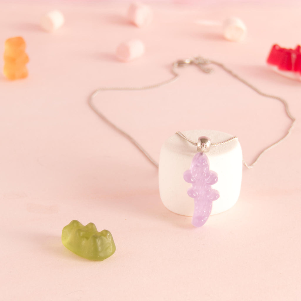 Collier bonbon crocodile en résine
