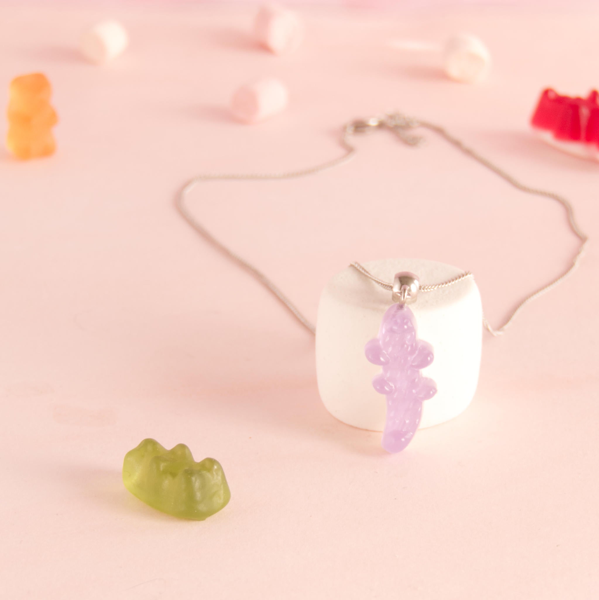 Collier bonbon crocodile en résine