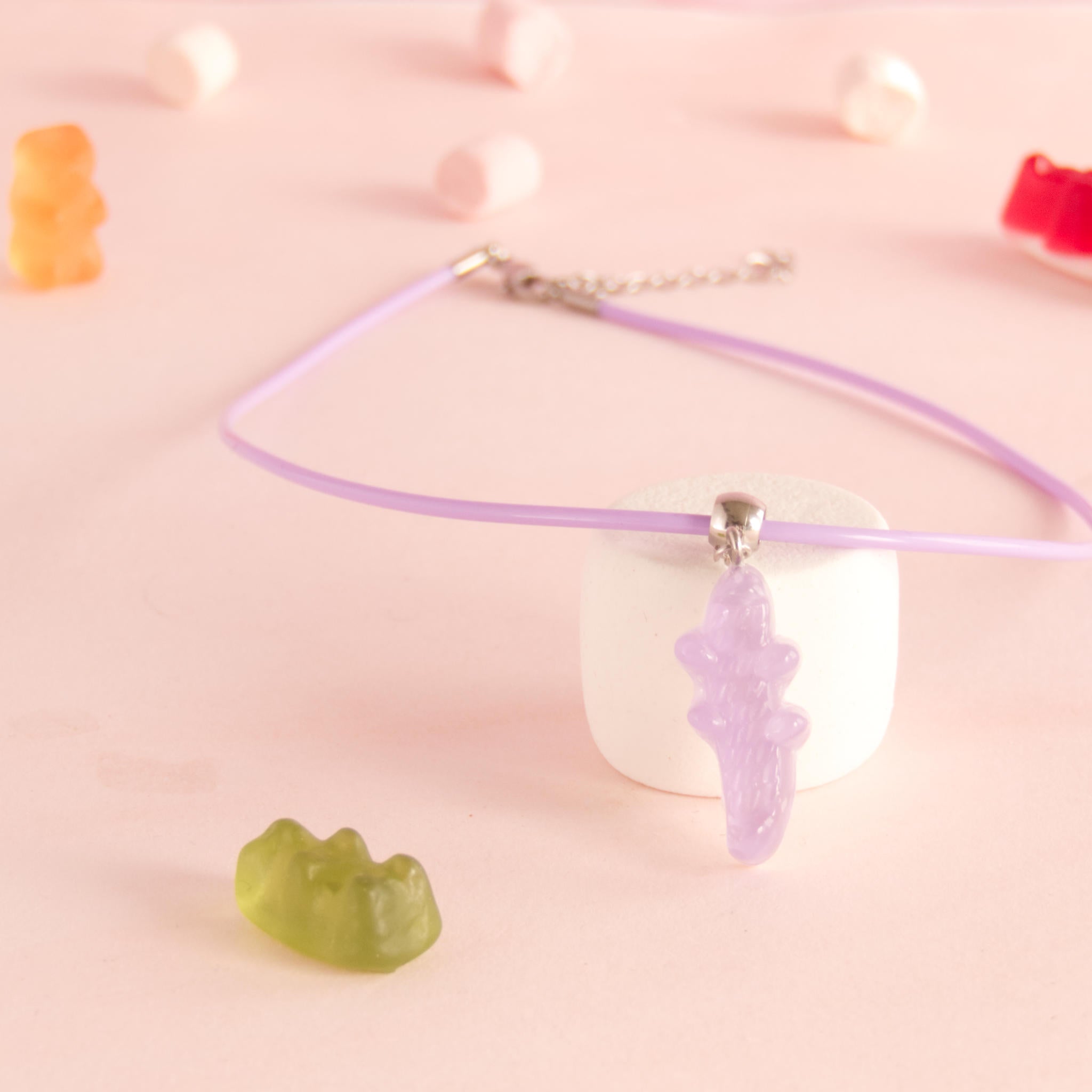 Collier bonbon crocodile en résine