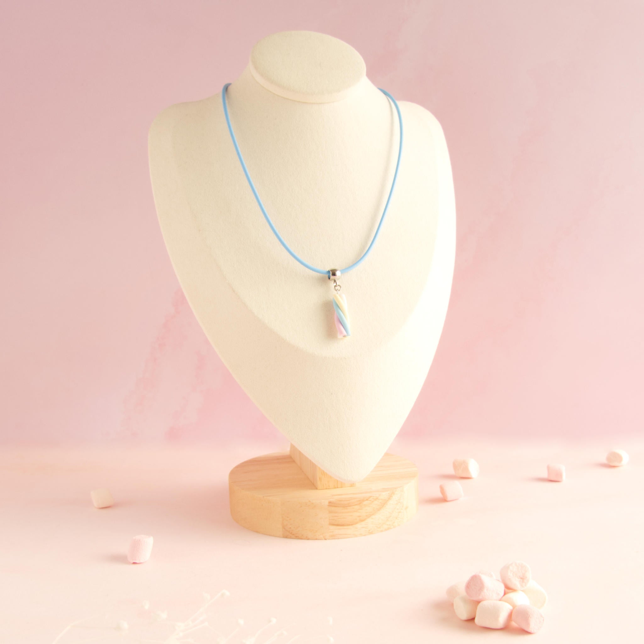 Collier guimauve violet