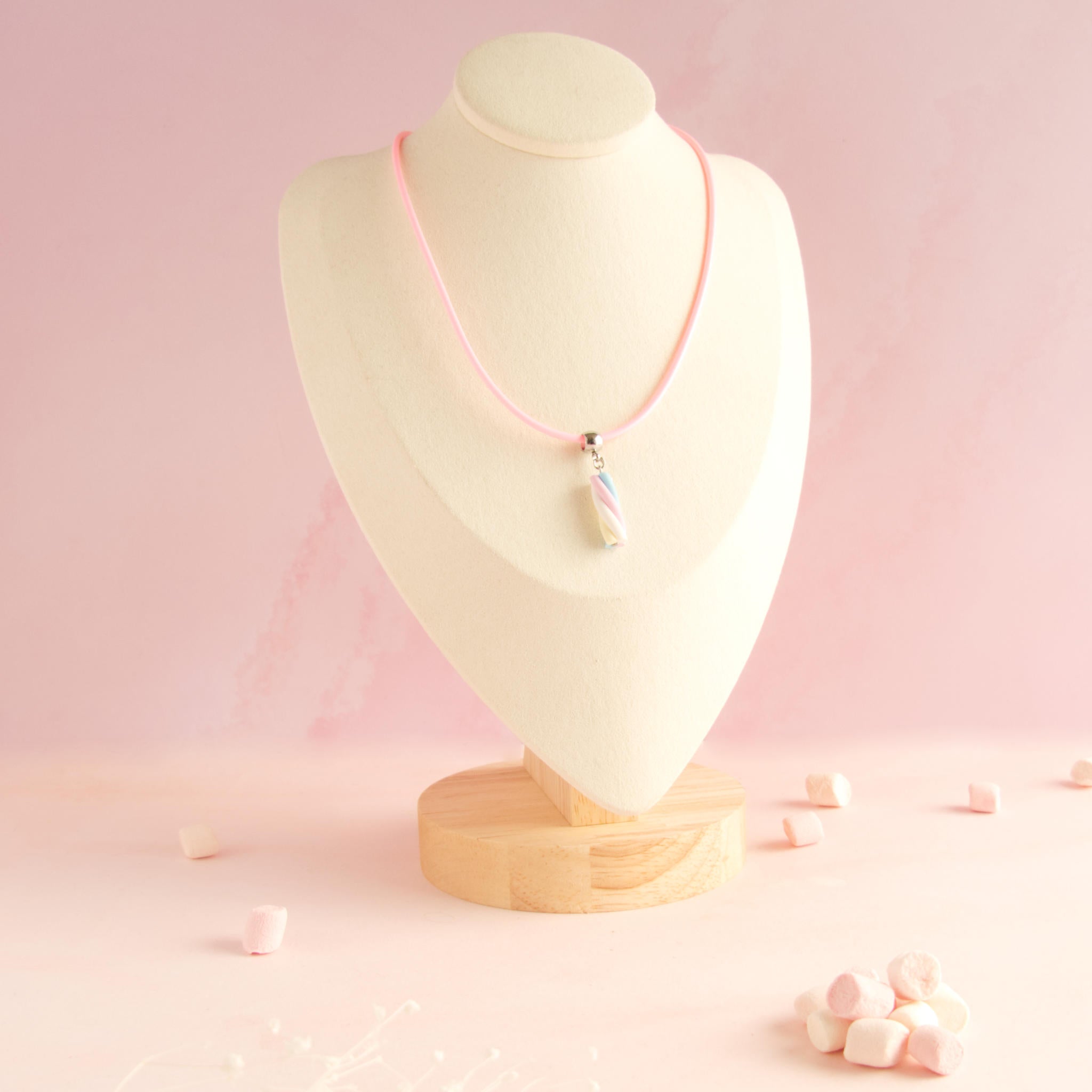 Collier guimauve violet