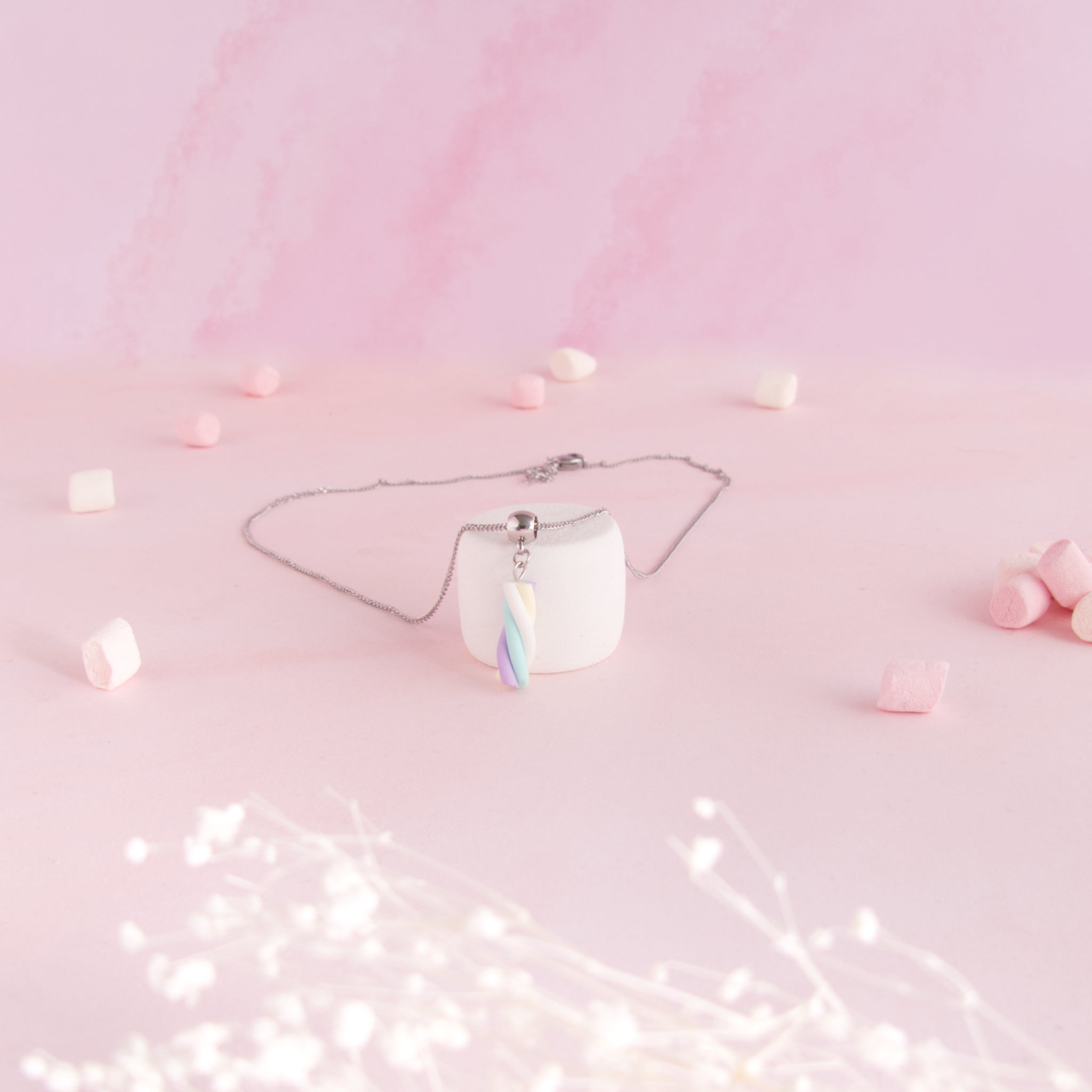 Collier guimauve violet