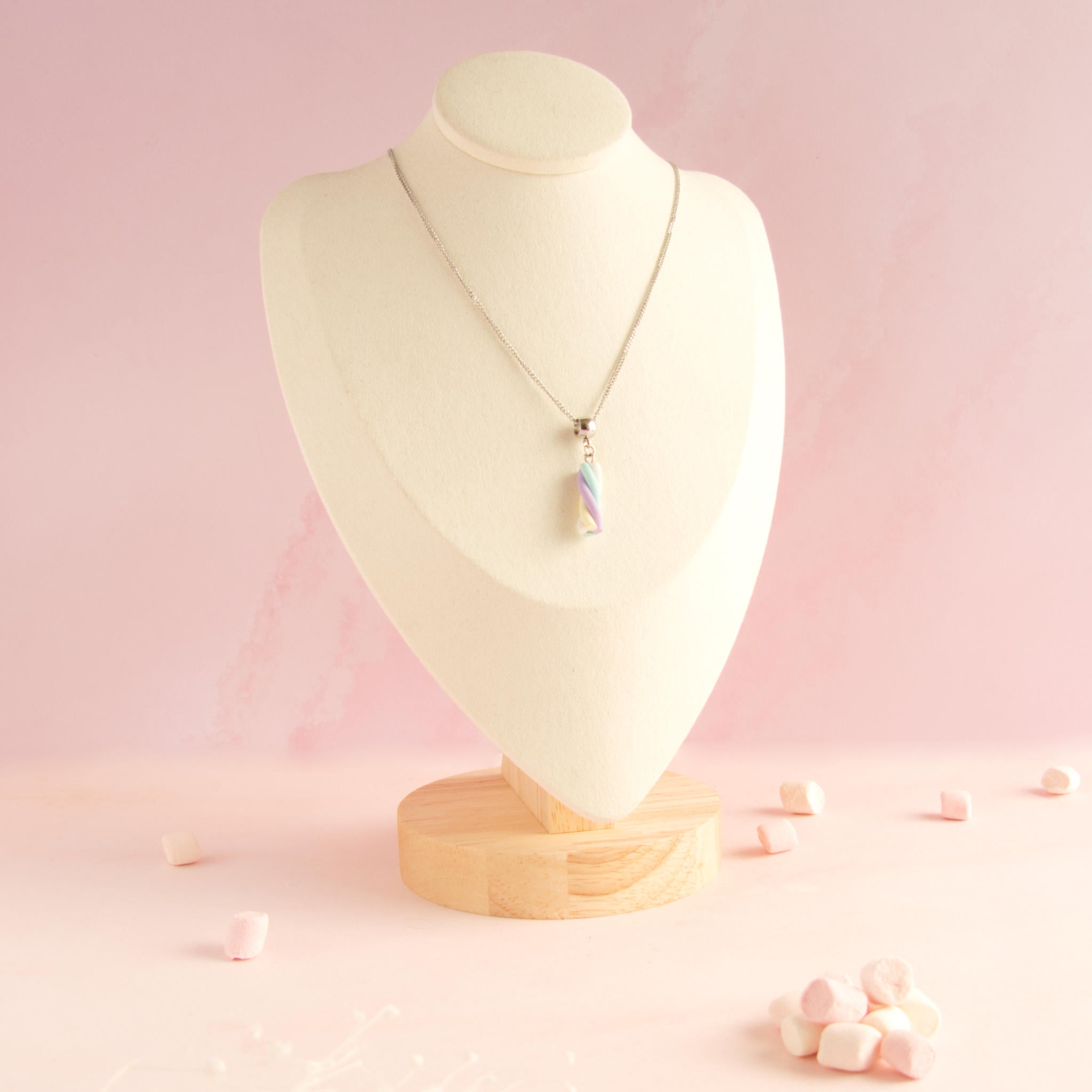 Collier guimauve violet