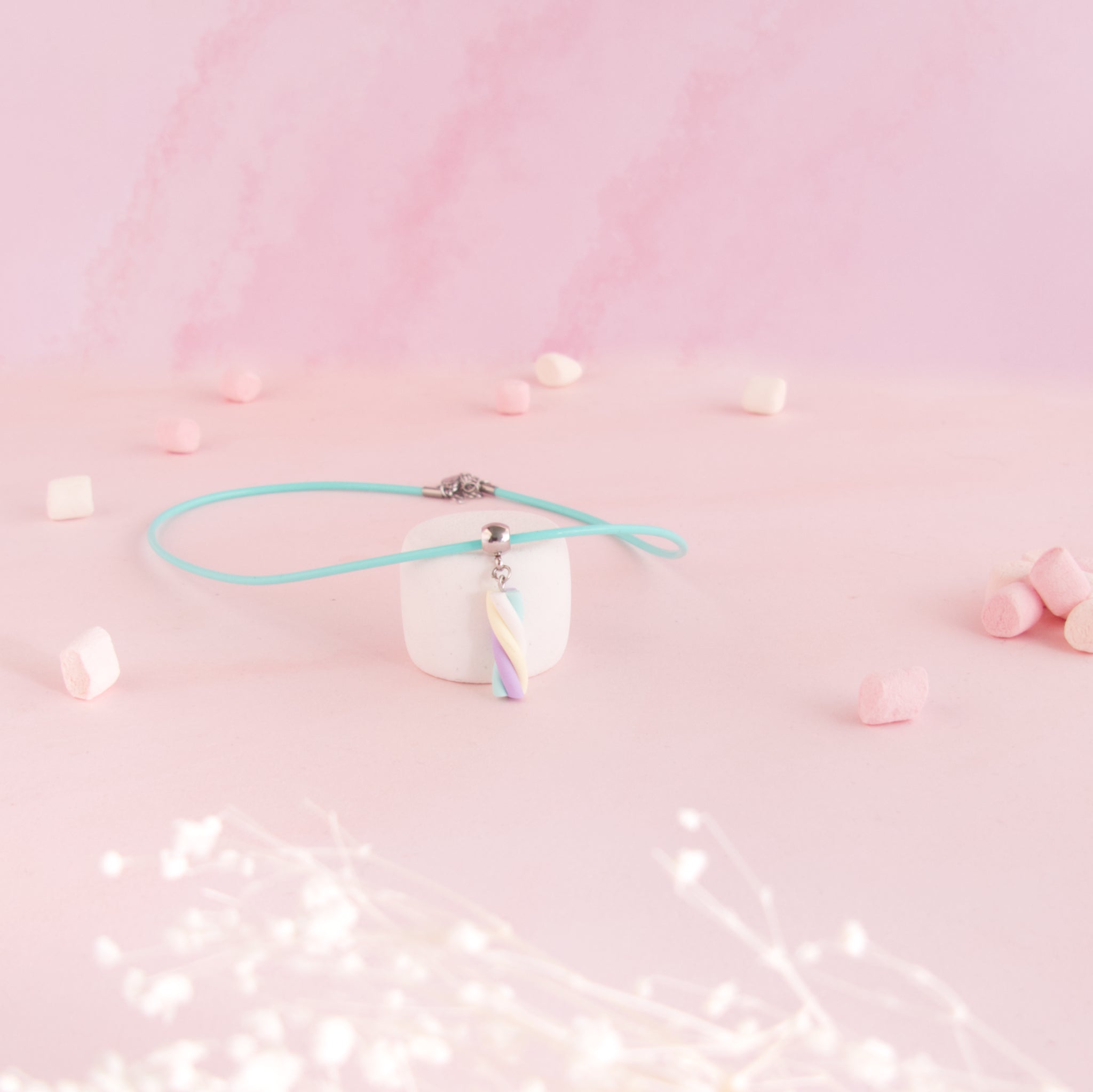 Collier guimauve violet