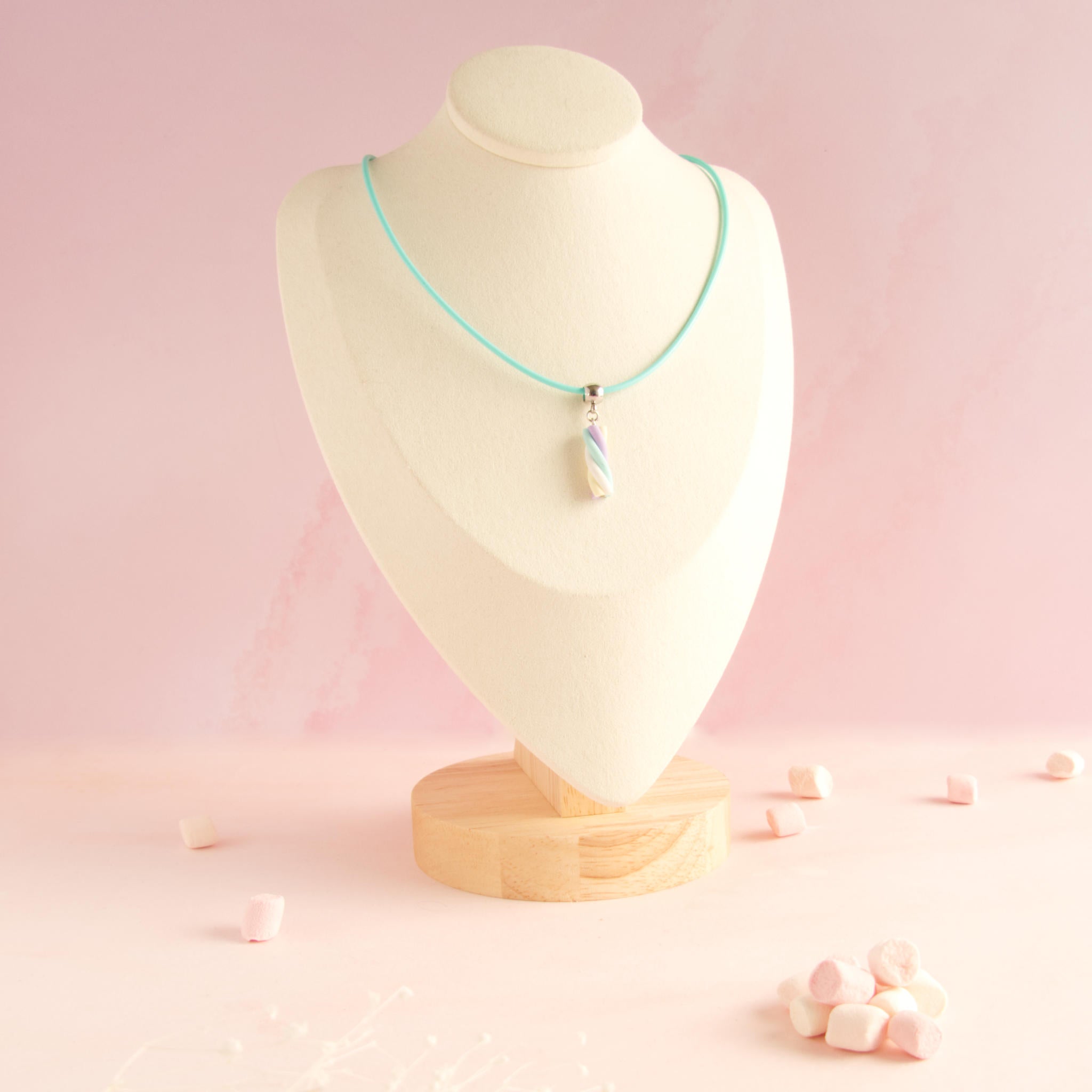 Collier guimauve violet