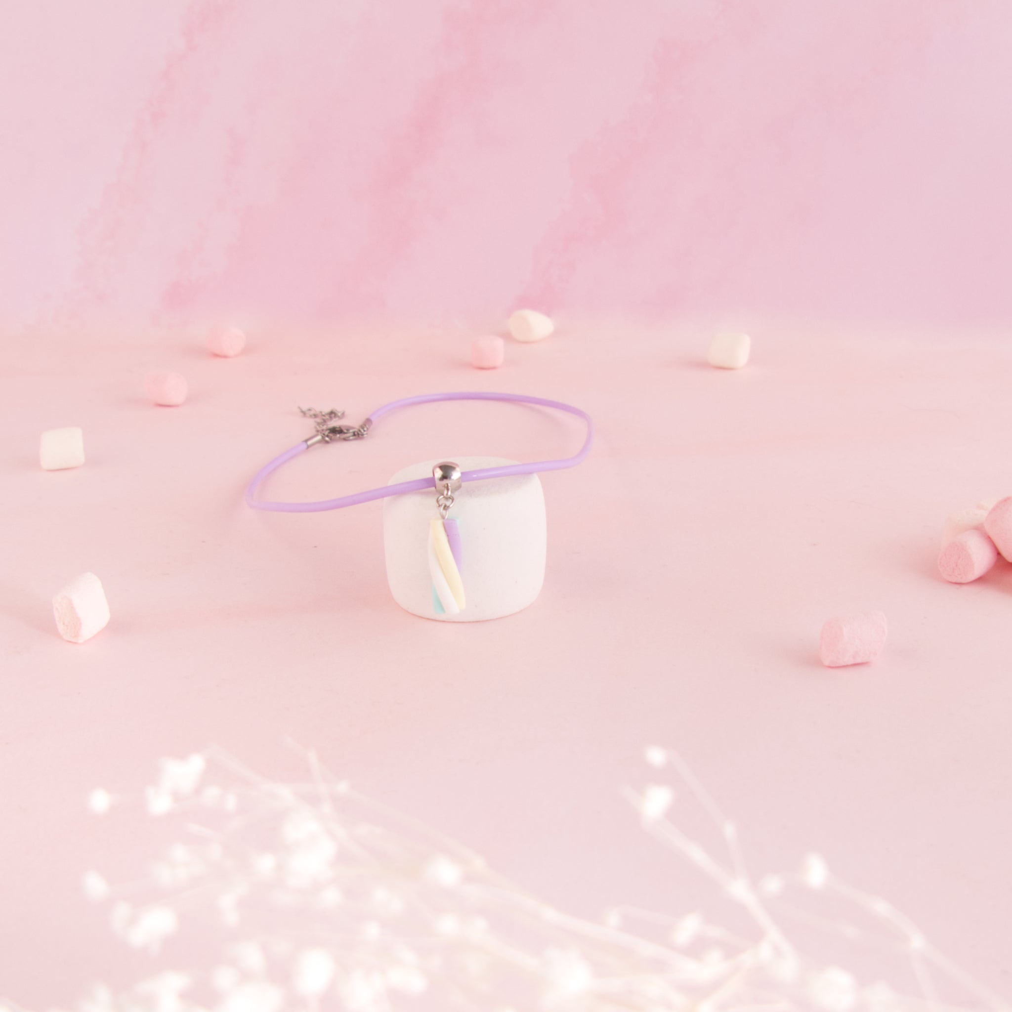 Collier guimauve violet