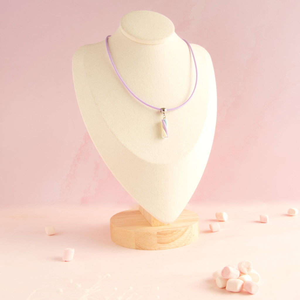 Collier guimauve violet