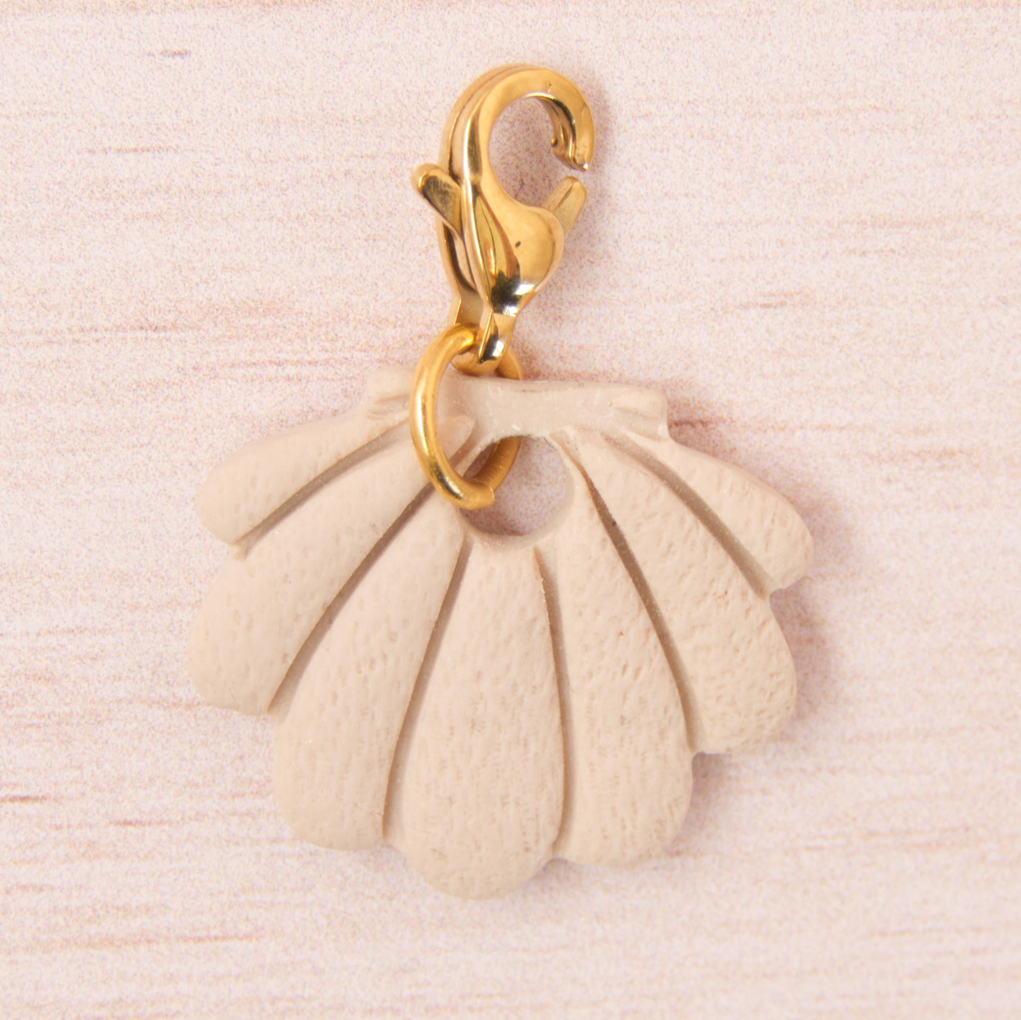 coquillage fimo beige doré