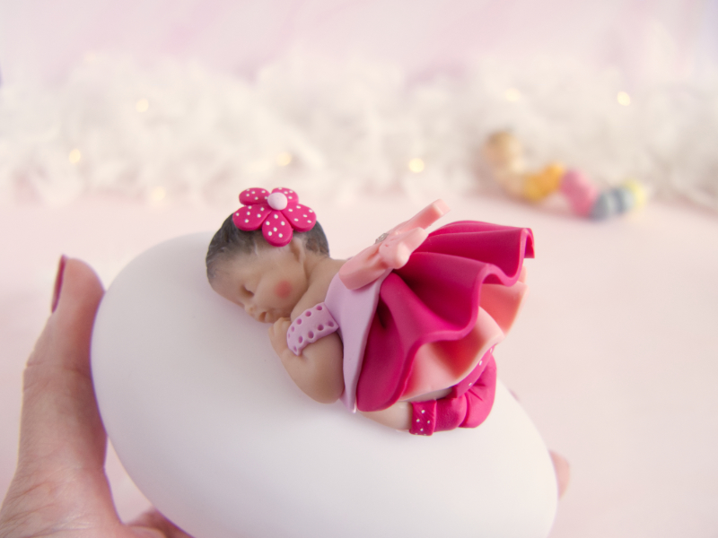 Veilleuse bébé fille framboise tenue dans la main