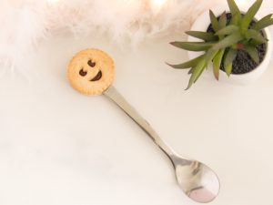 cuillère biscuit sourire chocolat