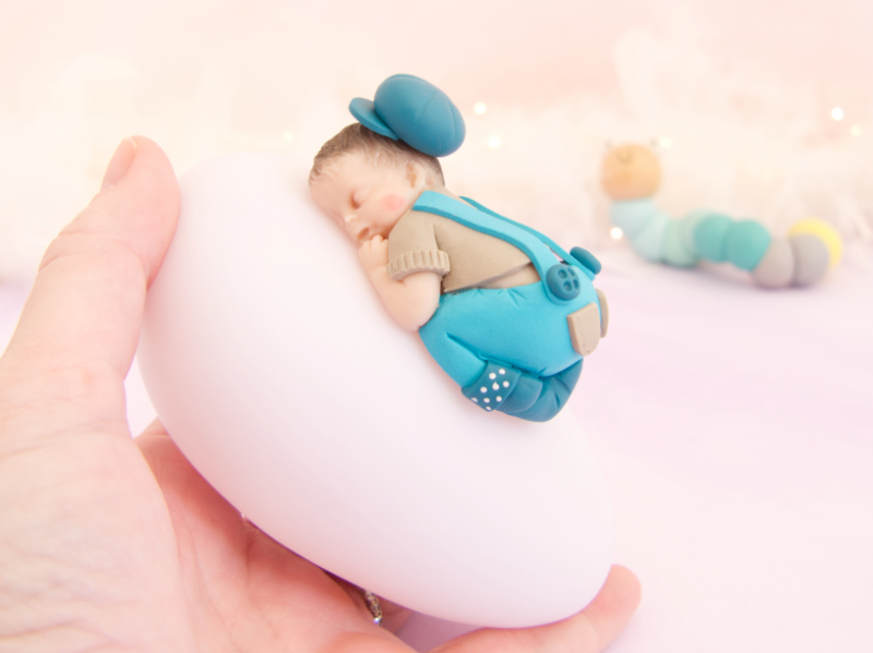 veilleuse bébé garçon beige turquoise dans la main