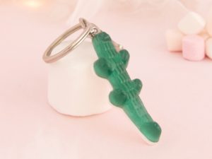 porte-clés crocodile vert de près
