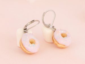 boucles d'oreilles donuts rose de près