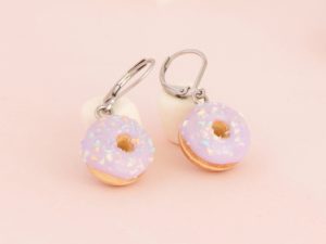 boucles d'oreilles donuts violet de près