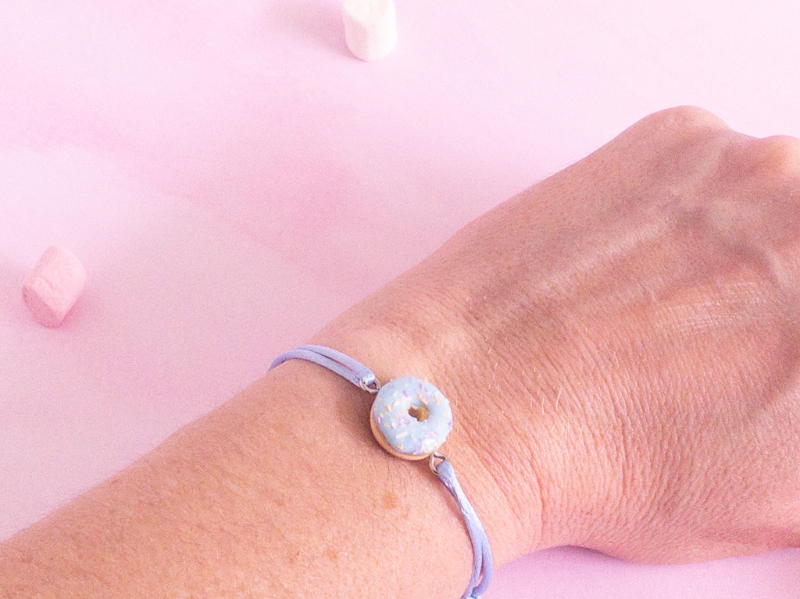 bracelet donuts bleu porté