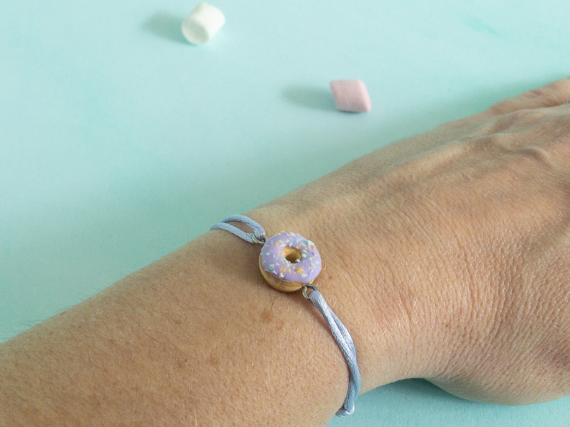 bracelet bonbon donuts violet porté