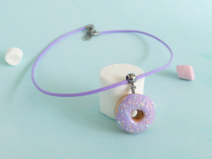 collier donuts violet