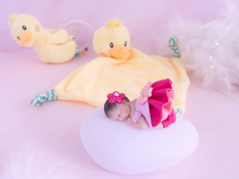 coffret veilleuse bébé fille framboise avec hochet et doudou canard jaune