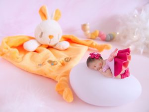 coffret bébé veilleuse fille framboise avec doudou lapin orange