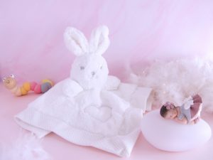 coffret veilleuse bébé fille rose antique avec doudou lapin blanc pois beige